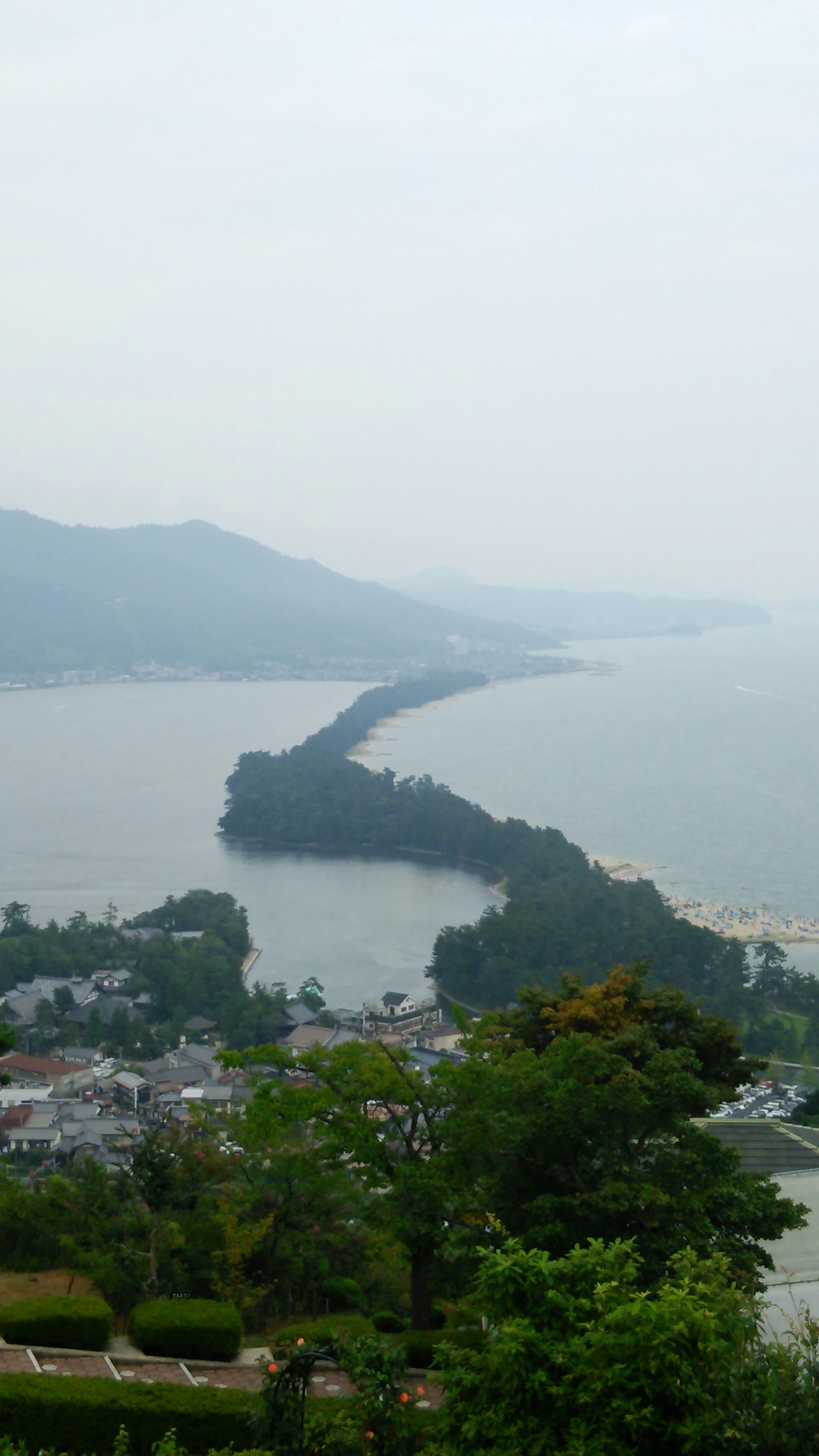 Panoramablick auf einen gewundenen Pfad entlang der Küste mit Grünflächen