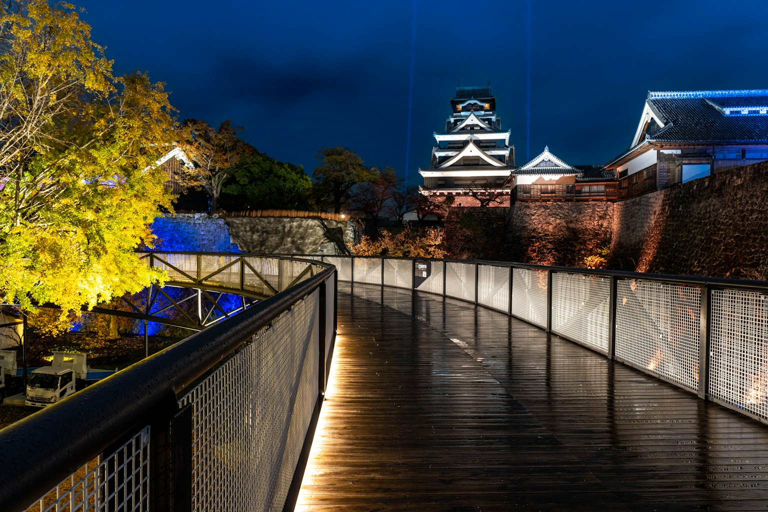 夜晚熊本城的美麗景色和照亮的木棧道