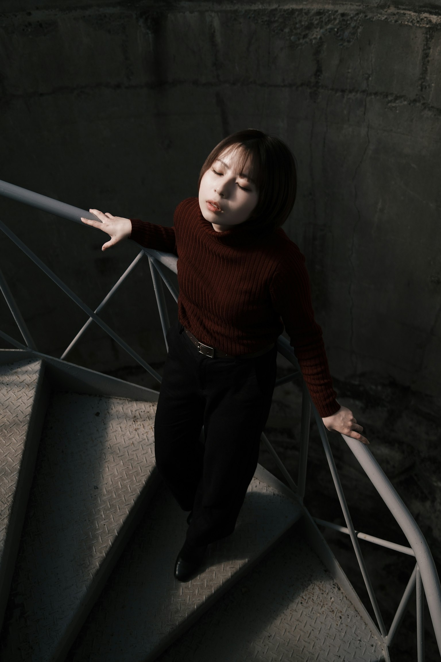 階段を上る女性のポートレート 薄暗い環境での神秘的な雰囲気