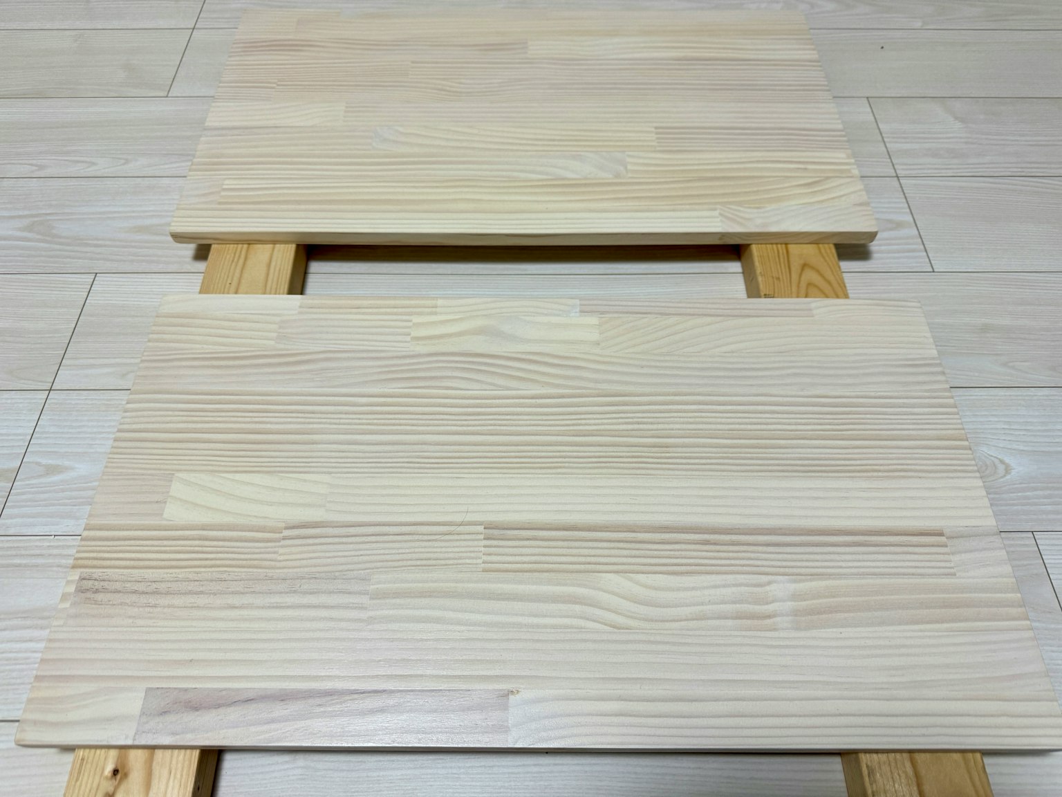 Dua papan kayu diletakkan berdampingan dalam tata letak sederhana