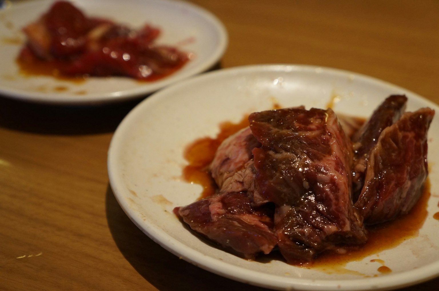 Daging panggang yang diiris di atas piring dengan saus