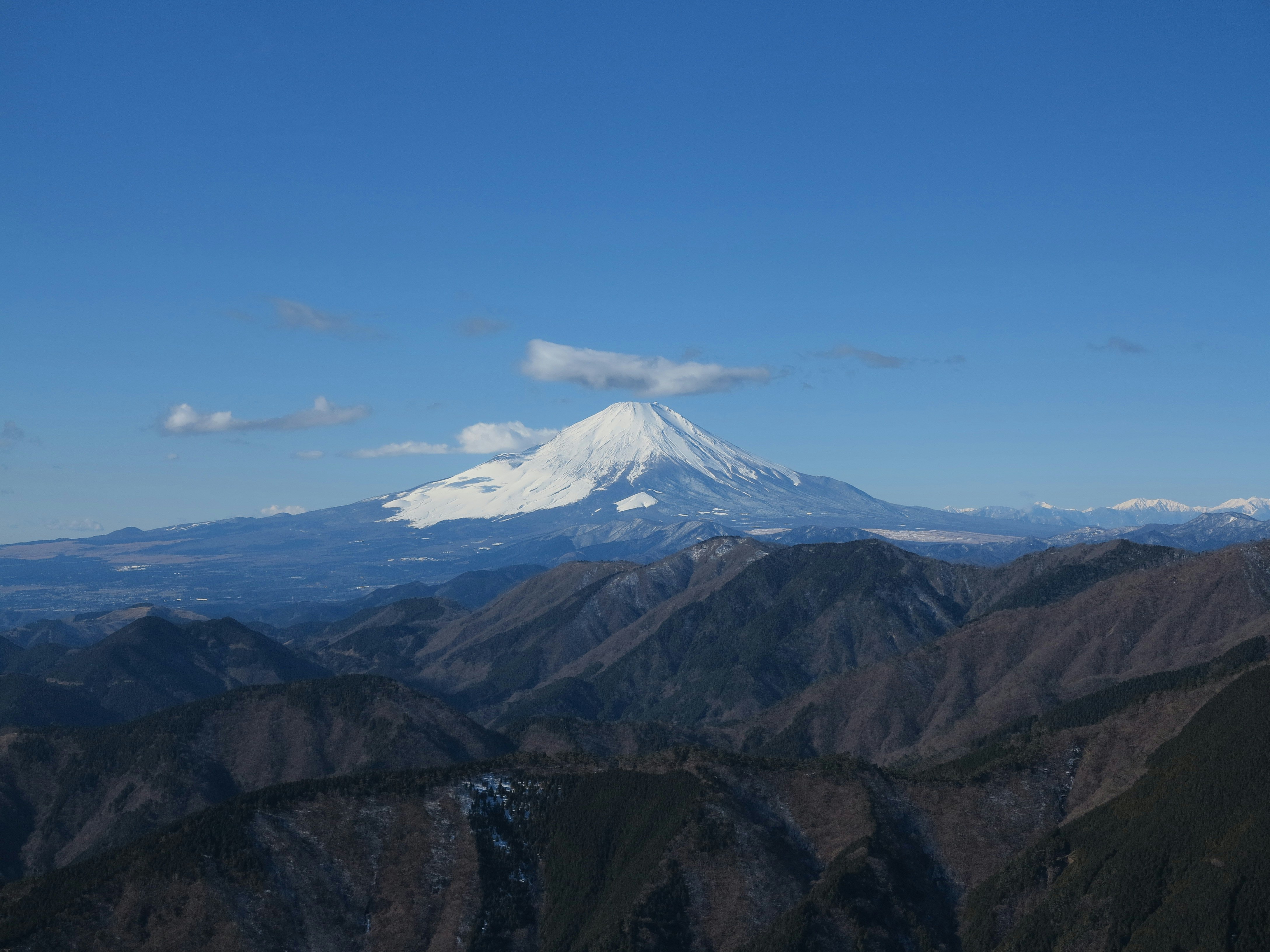 panorama di montagne con un vulcano innevato in lontananza immagine