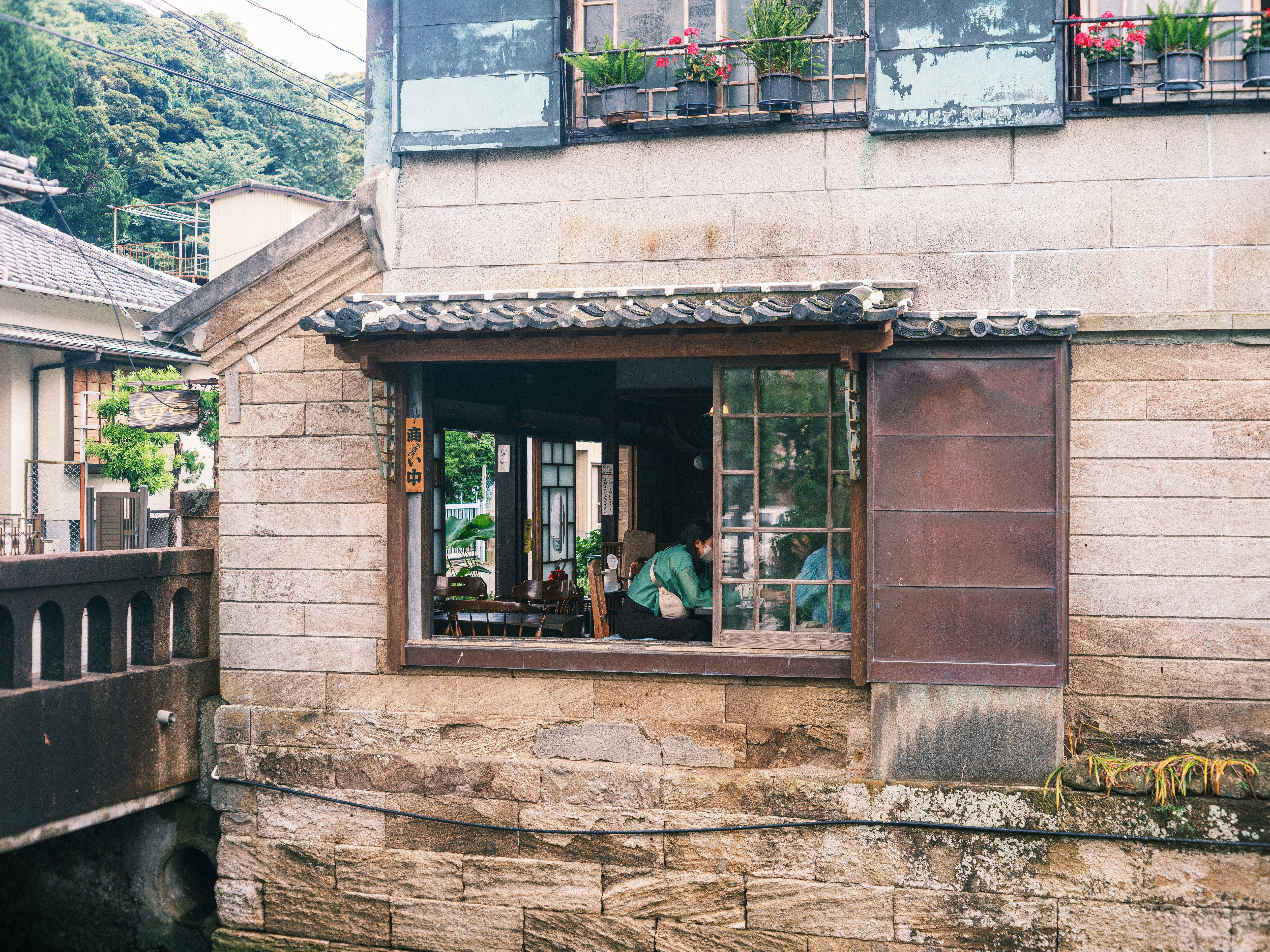 山间小镇风格店铺的窗边长椅