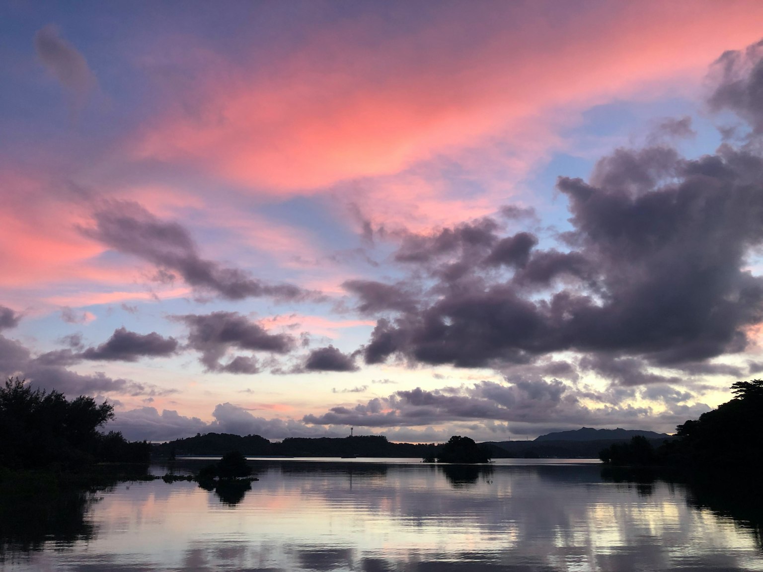 Bellissimo cielo al tramonto e nuvole riflesse su un lago tranquillo