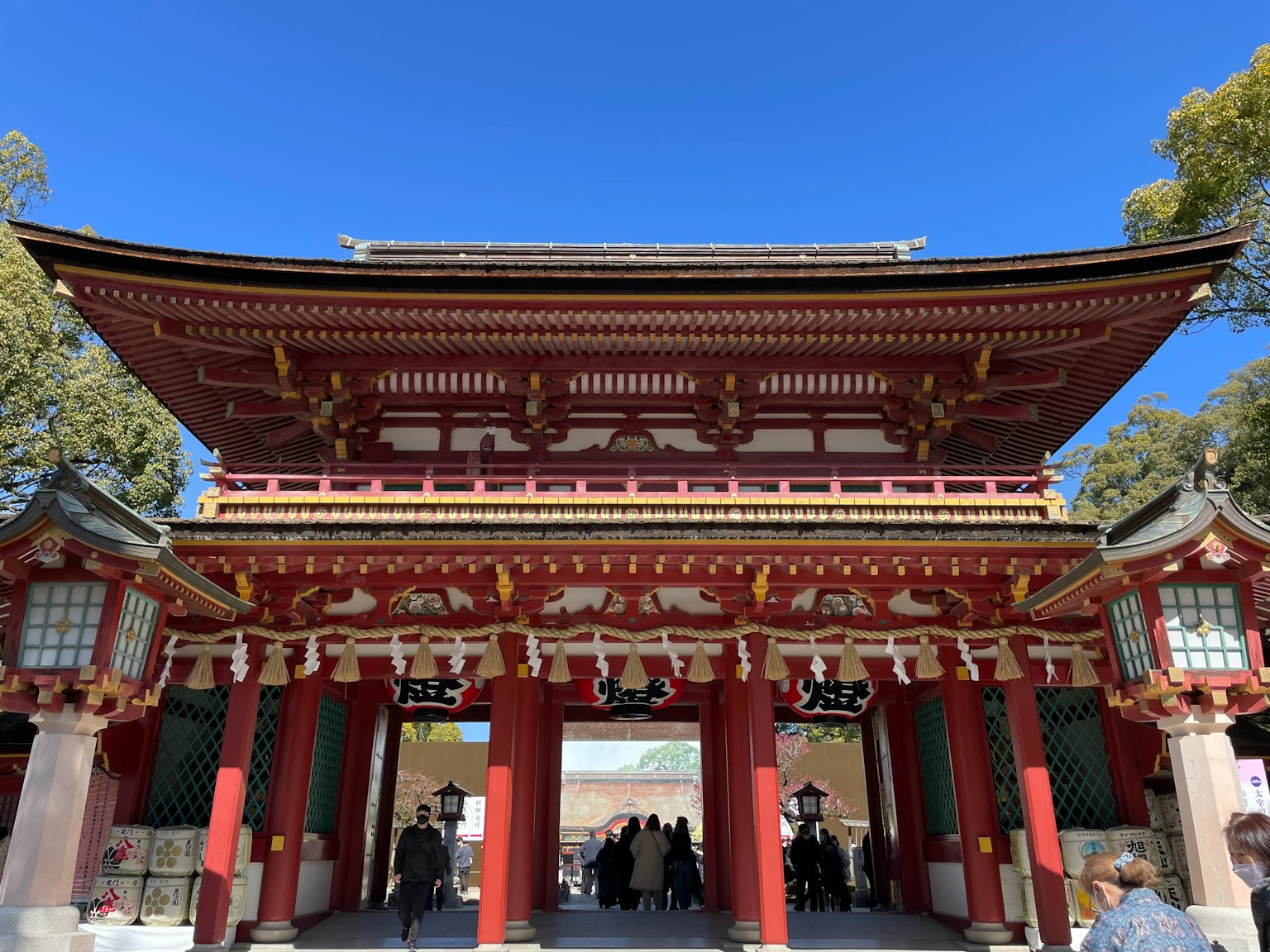 Belle porte rouge avec un ciel bleu en arrière-plan à l'entrée d'un sanctuaire japonais