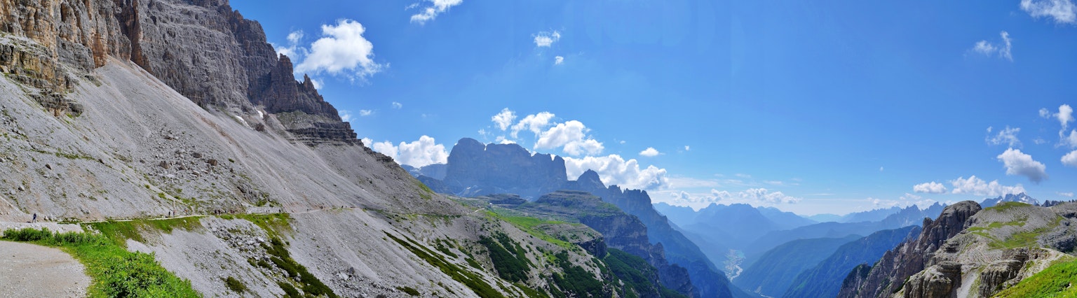 Schöne Berglandschaft mit blauem Himmel und grünen Wiesen