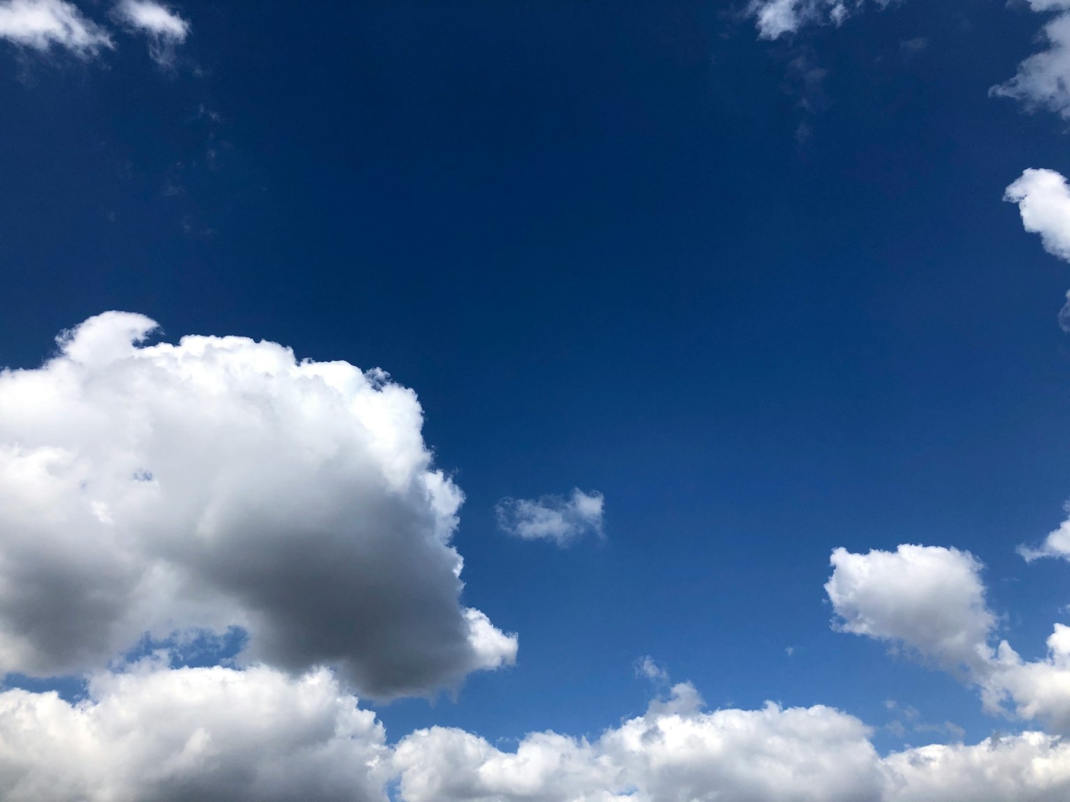 Ciel bleu avec des nuages blancs duveteux