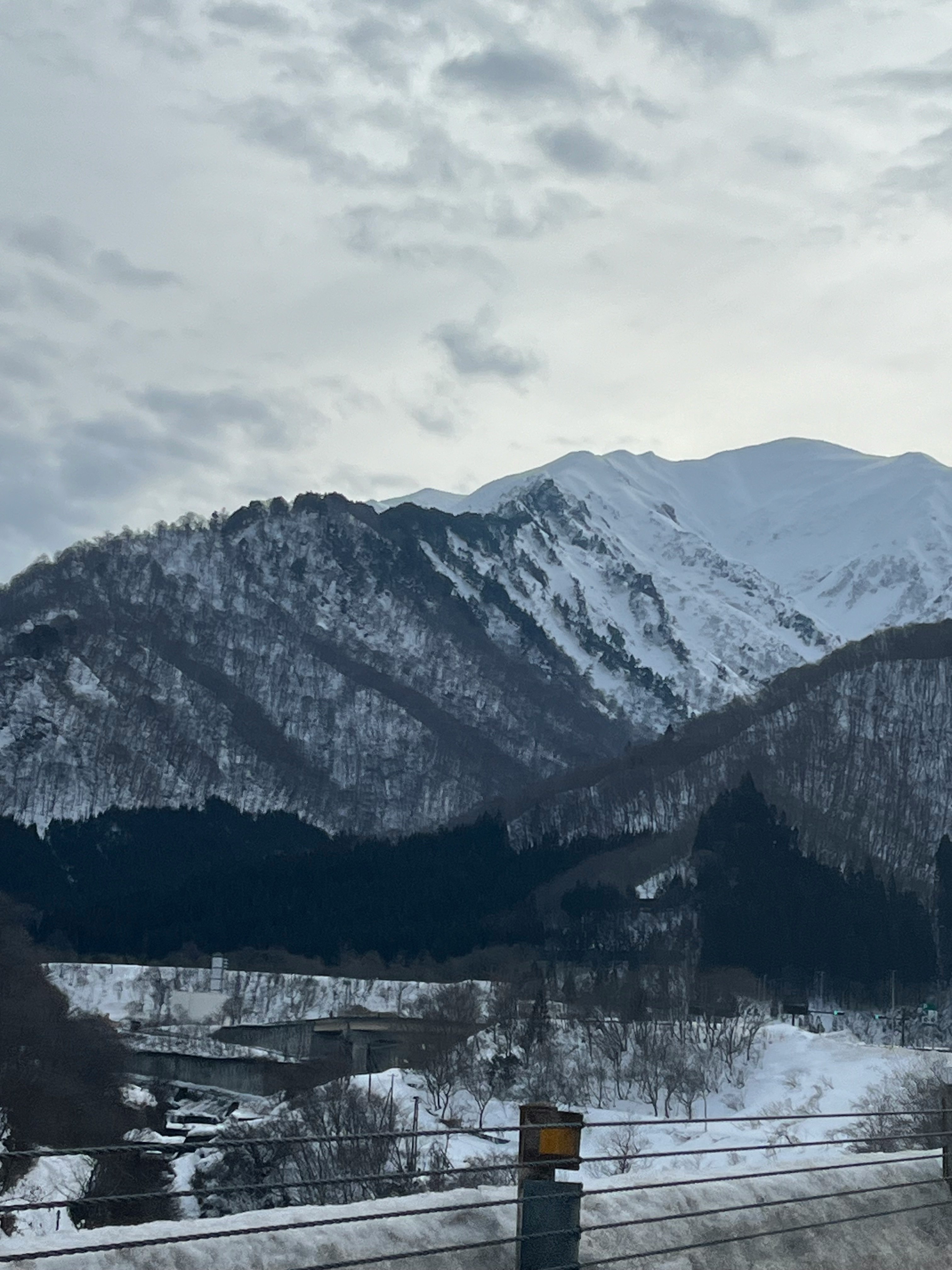 雪の山並みと渓谷の風景