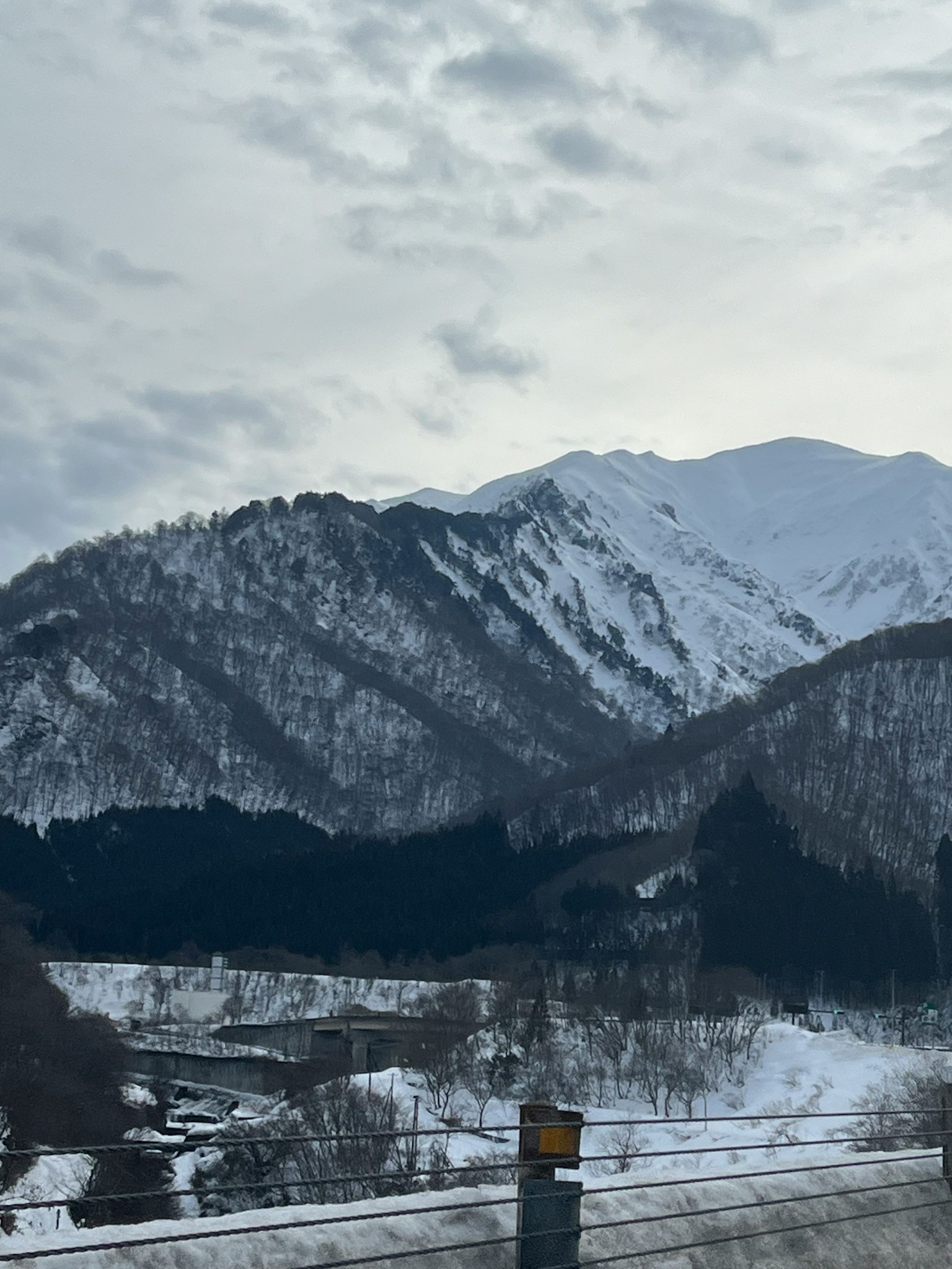 雪覆蓋的山脈和冬季風景