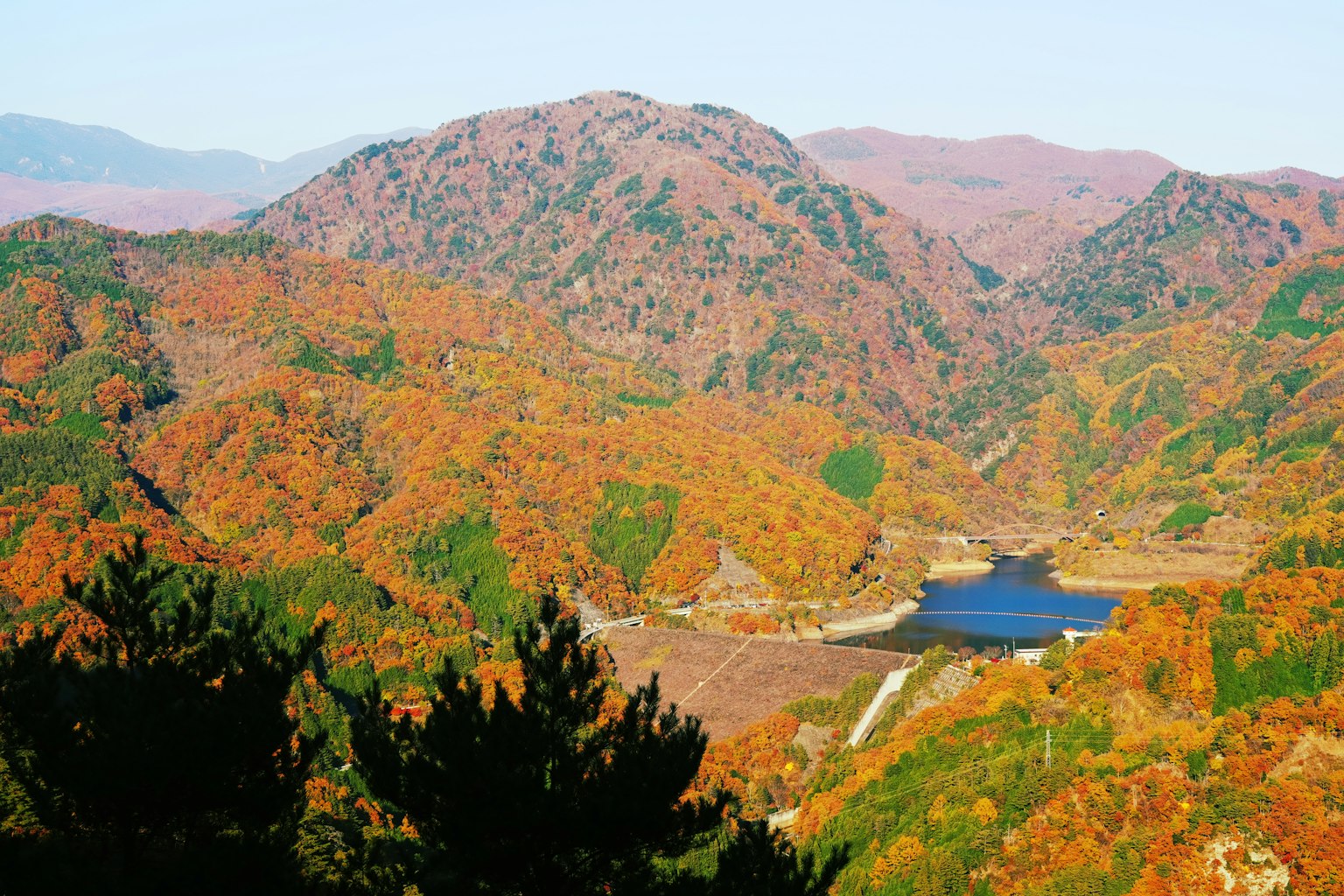 가을 산과 호수의 경치