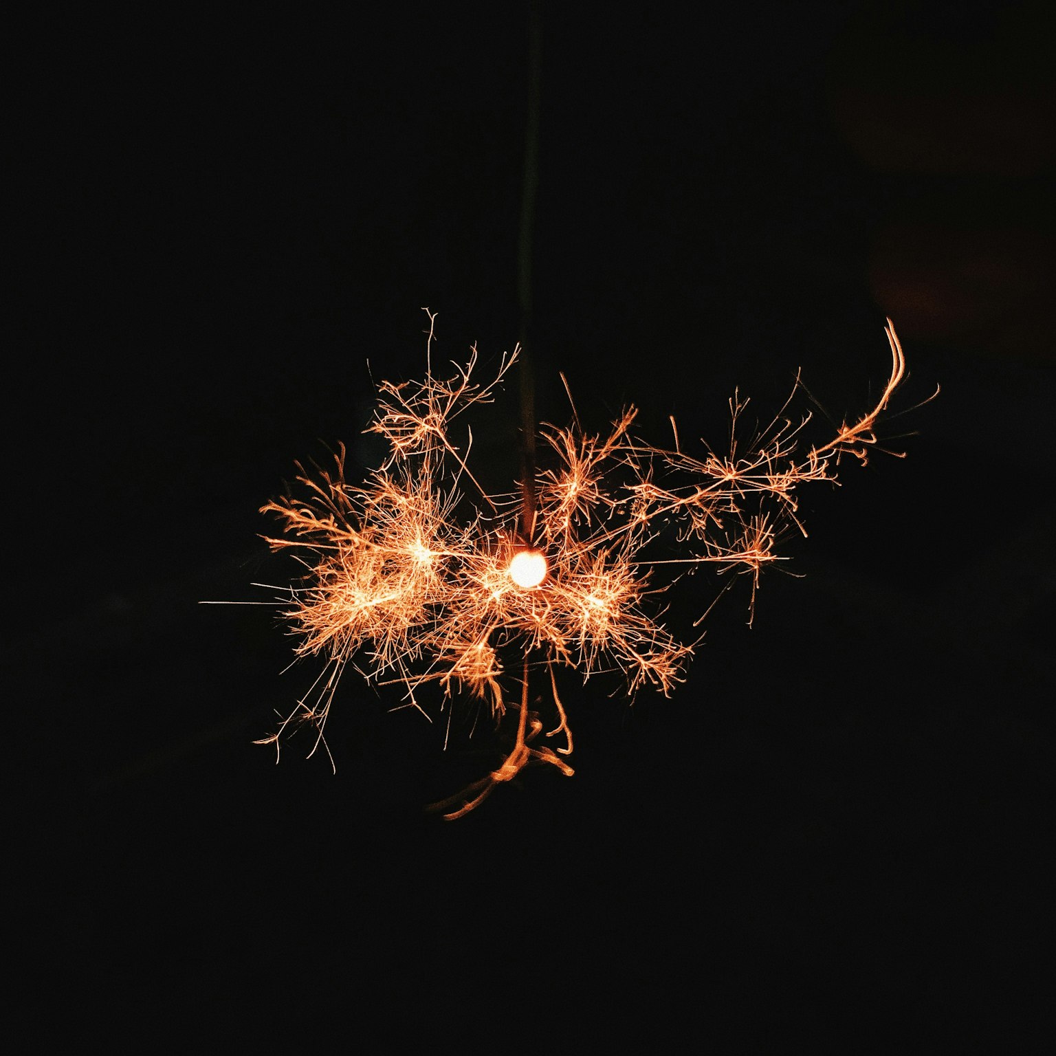 Un gruppo di scintille simile ai fuochi d'artificio su uno sfondo scuro