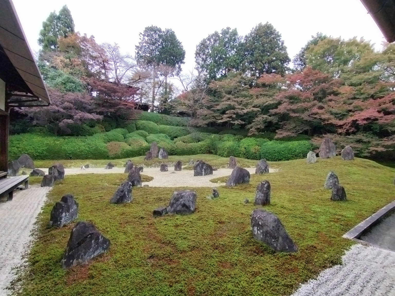Bella vista di un giardino giapponese con disposizioni di pietre e muschio lussureggiante