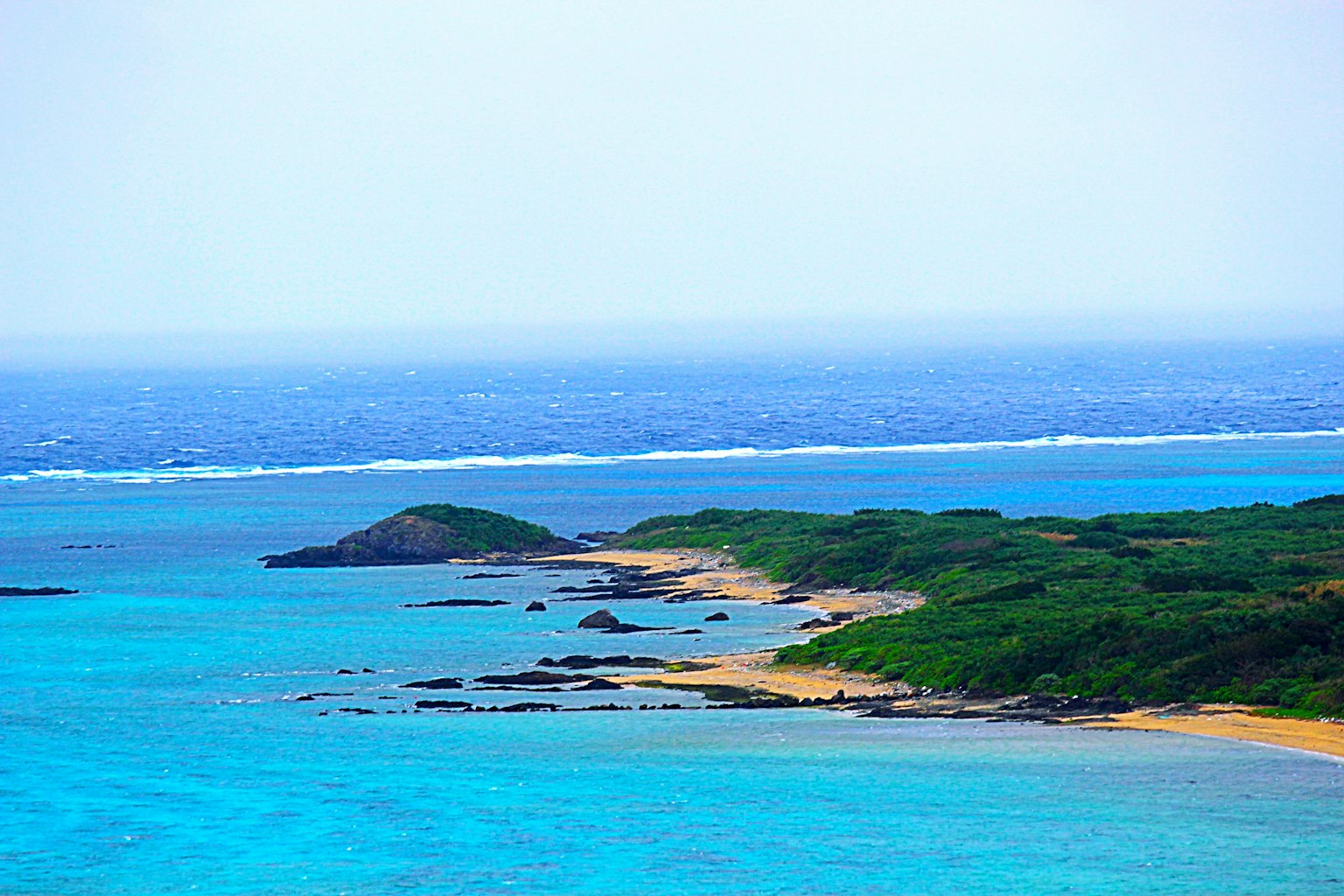 美麗的藍色海洋和綠色島嶼風景