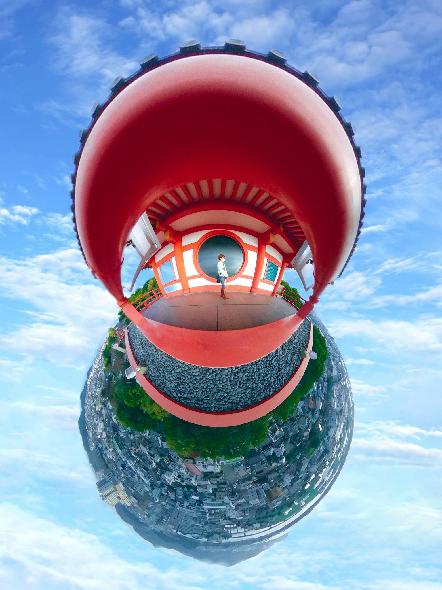 Vue à 360 degrés avec une structure rouge contre un ciel bleu