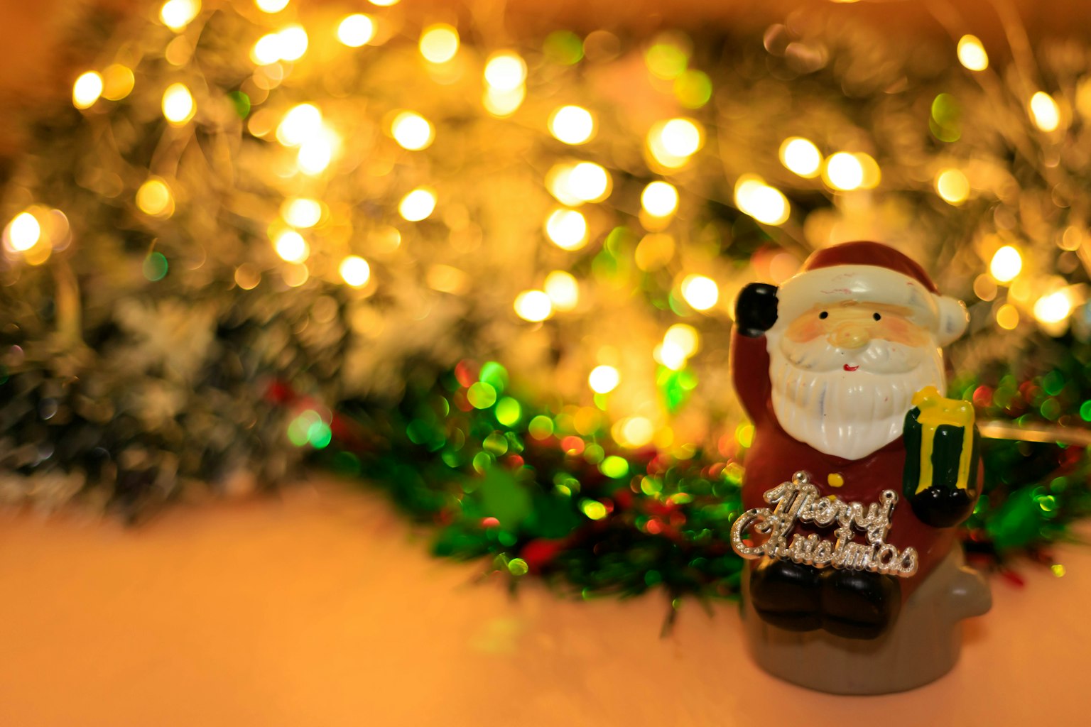 Tượng Santa Claus Giáng sinh với nền phát sáng