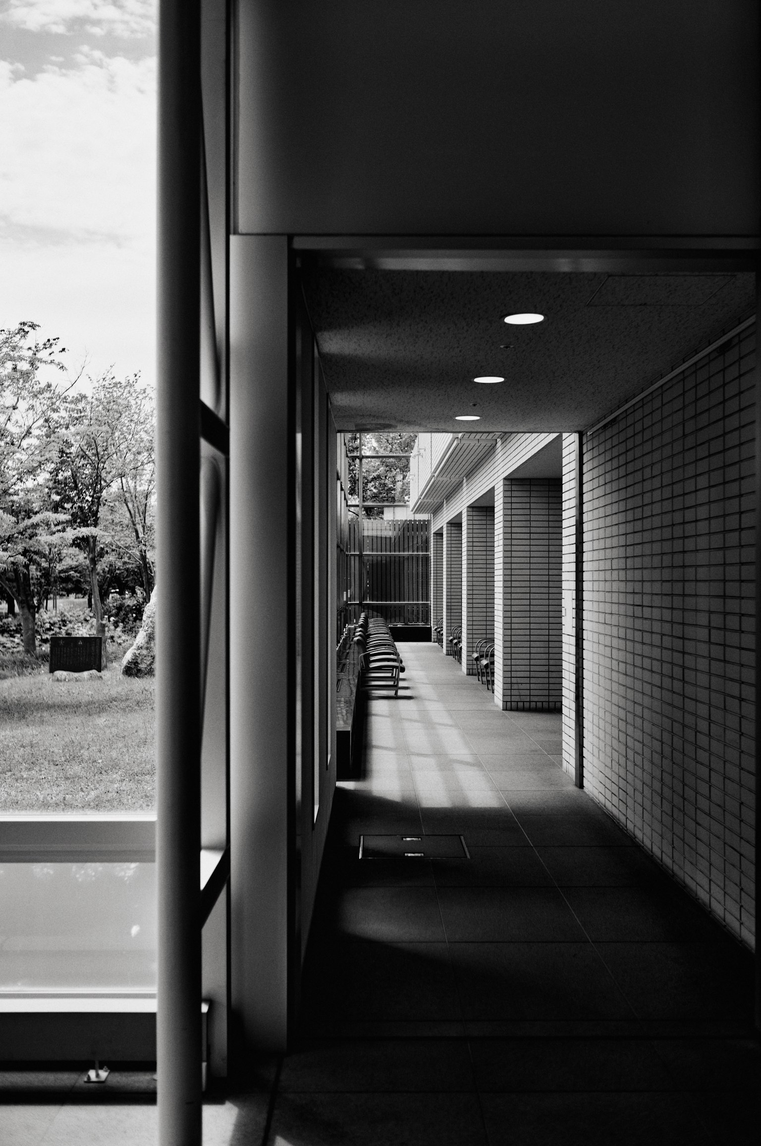 Couloir d'un bâtiment moderne avec lumière naturelle