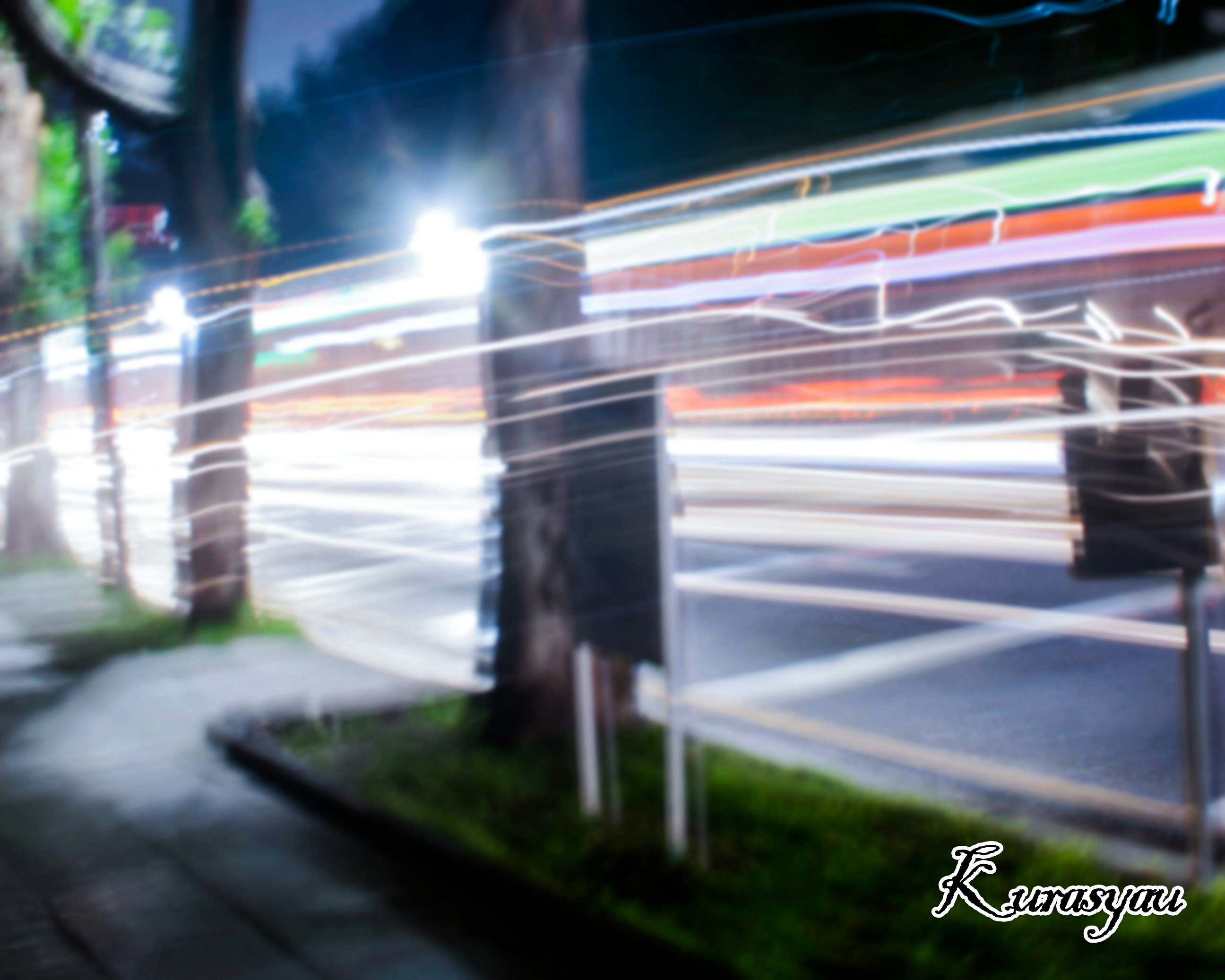 jejak panjang bus yang melintas di jalan malam