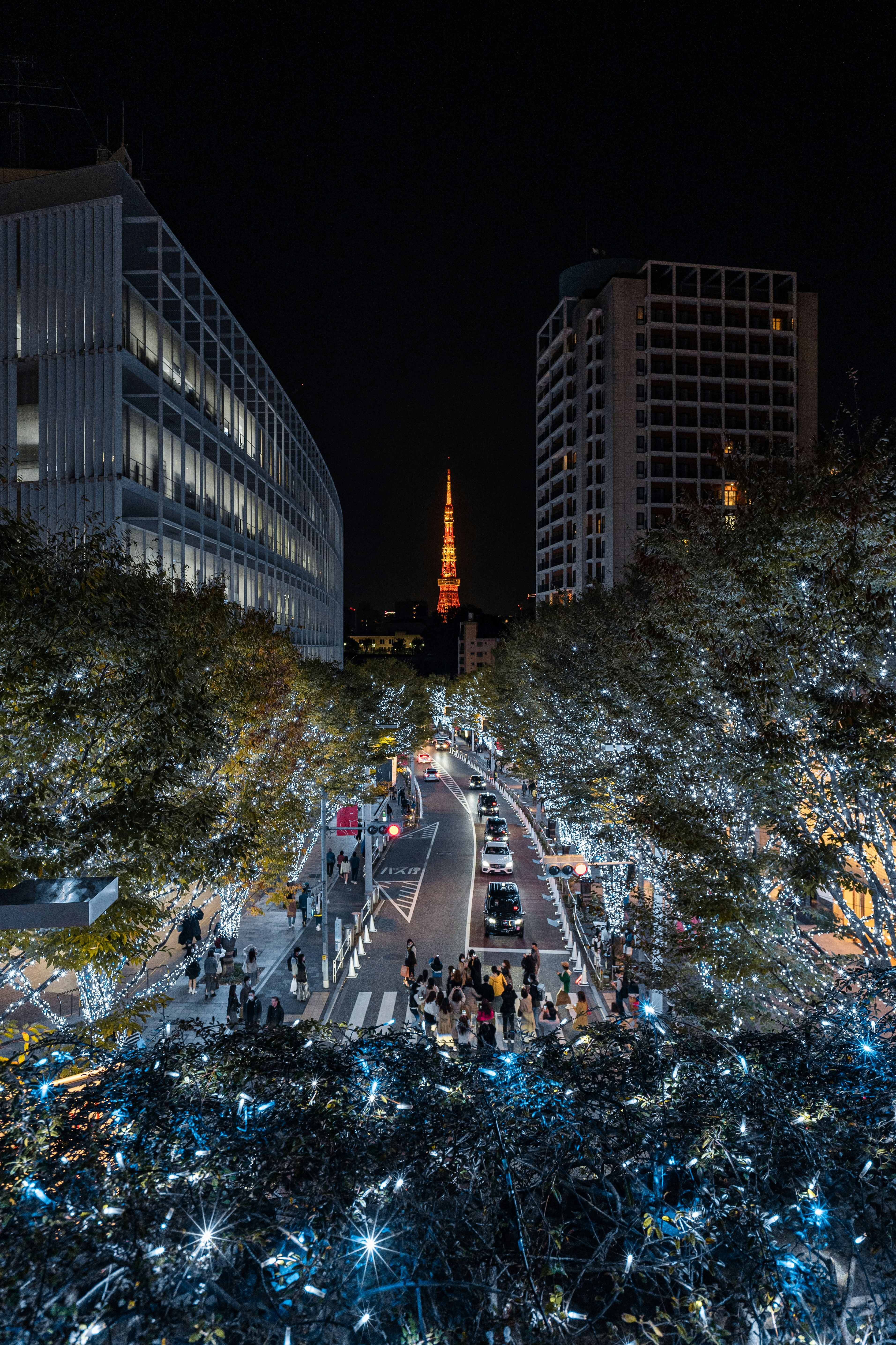 冬夜街道覆雪与节日灯光，远处发光的塔