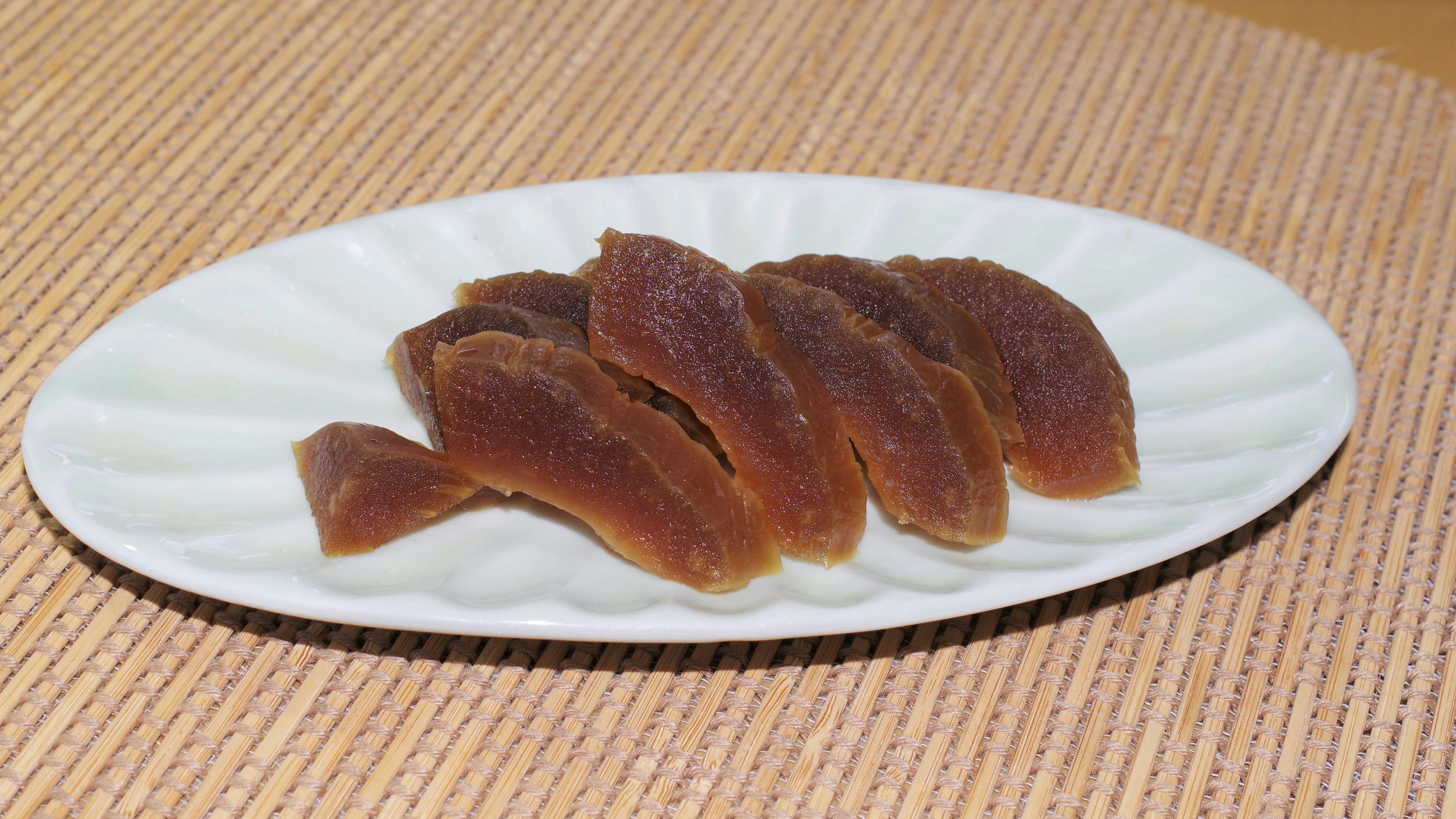 盘子里的烤色面包片