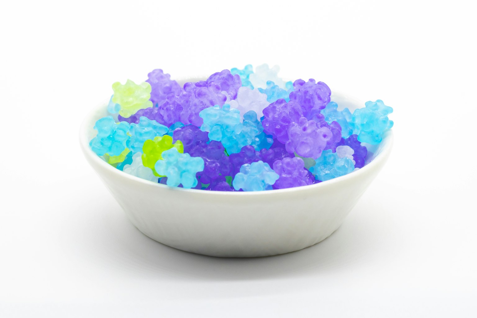 Dolcetti colorati a forma di fiore in una ciotola bianca
