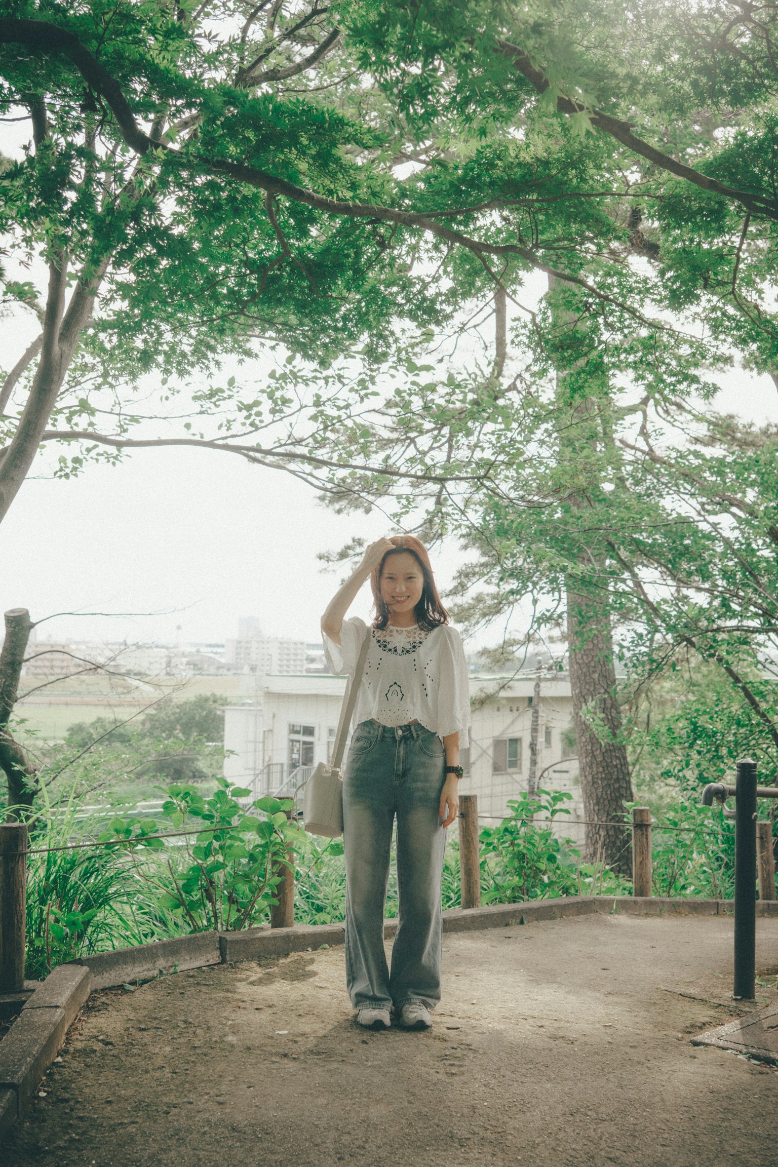 一名女性在綠樹環繞的地方擺姿勢