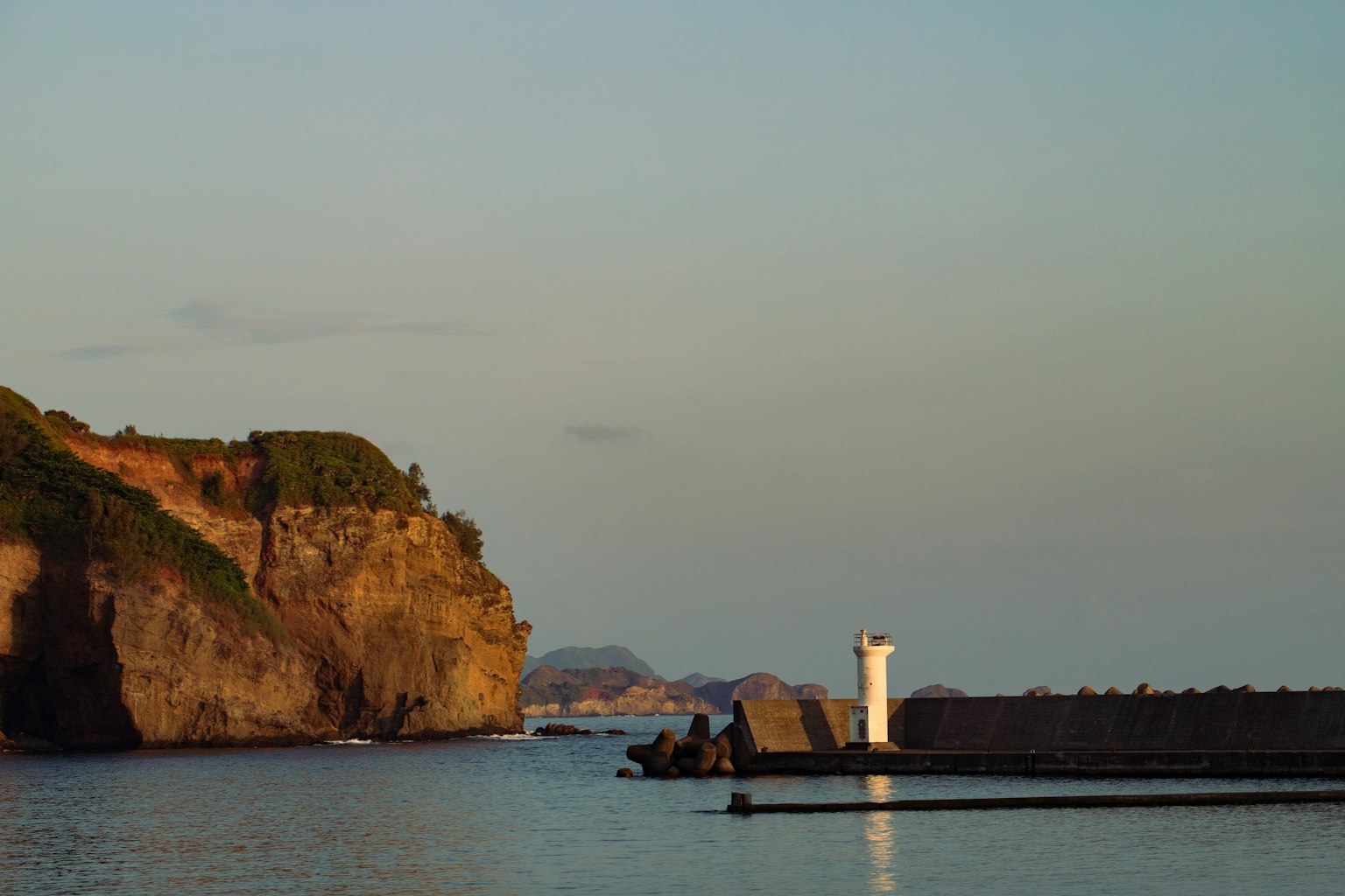 海岸风景，包含灯塔和岩石悬崖