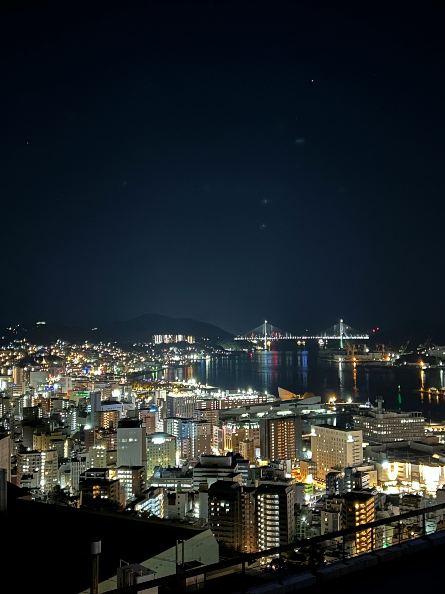 夜晚城市景觀，燈火輝煌的建築和水面反射