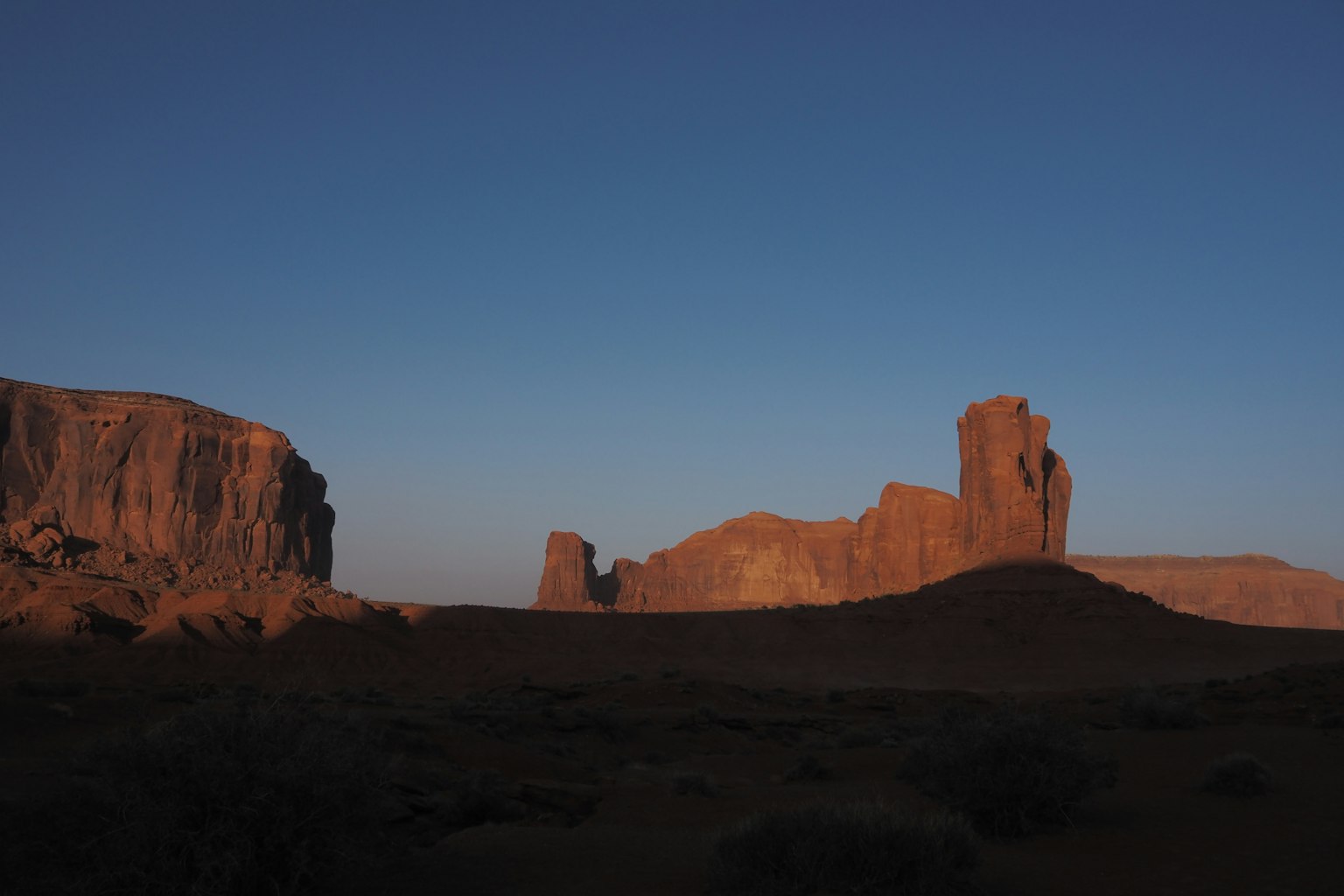 Silhouette di formazioni rocciose contro un cielo crepuscolare