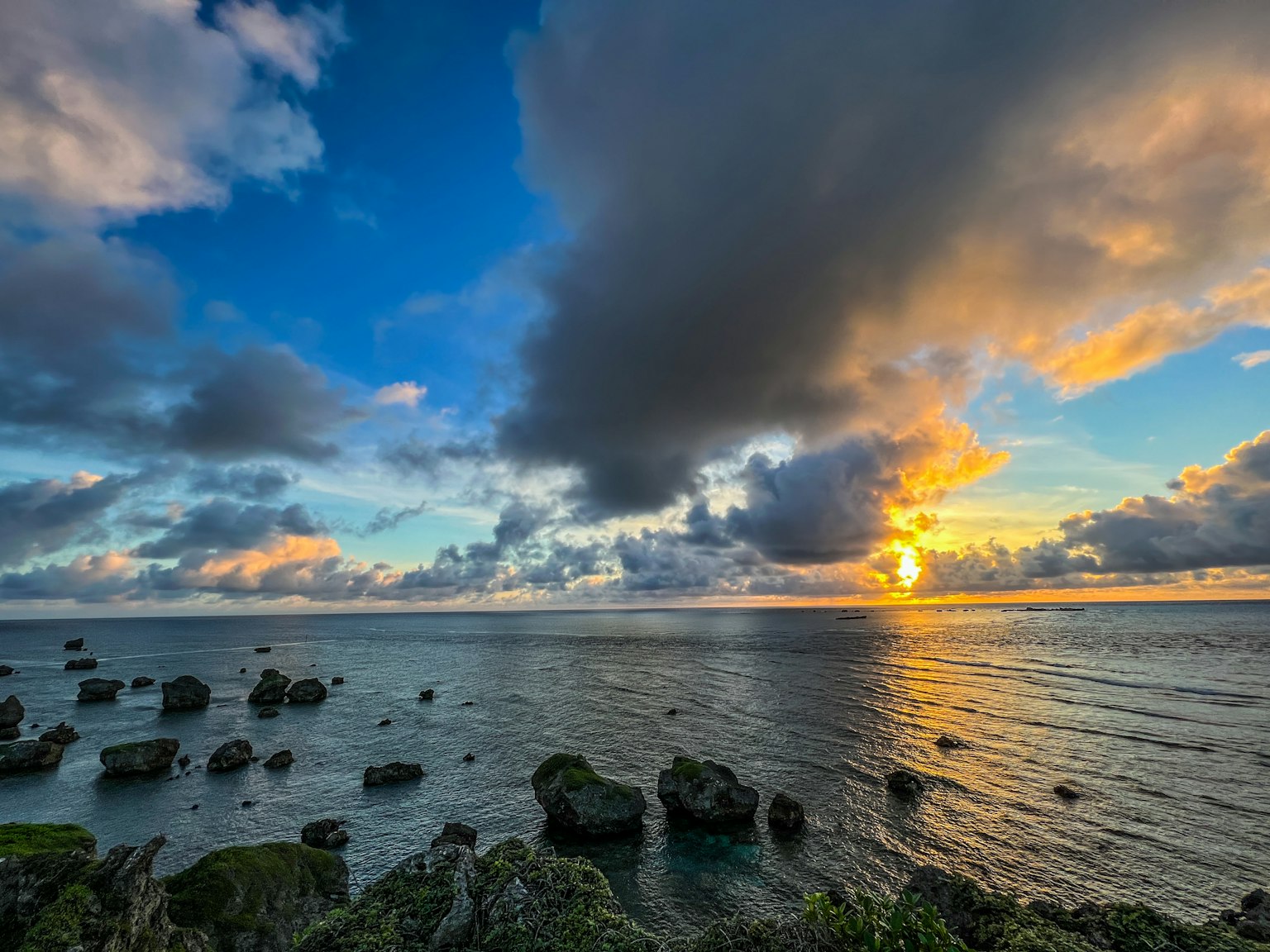 Schöne Sonnenuntergangslandschaft mit Meer und Felsen