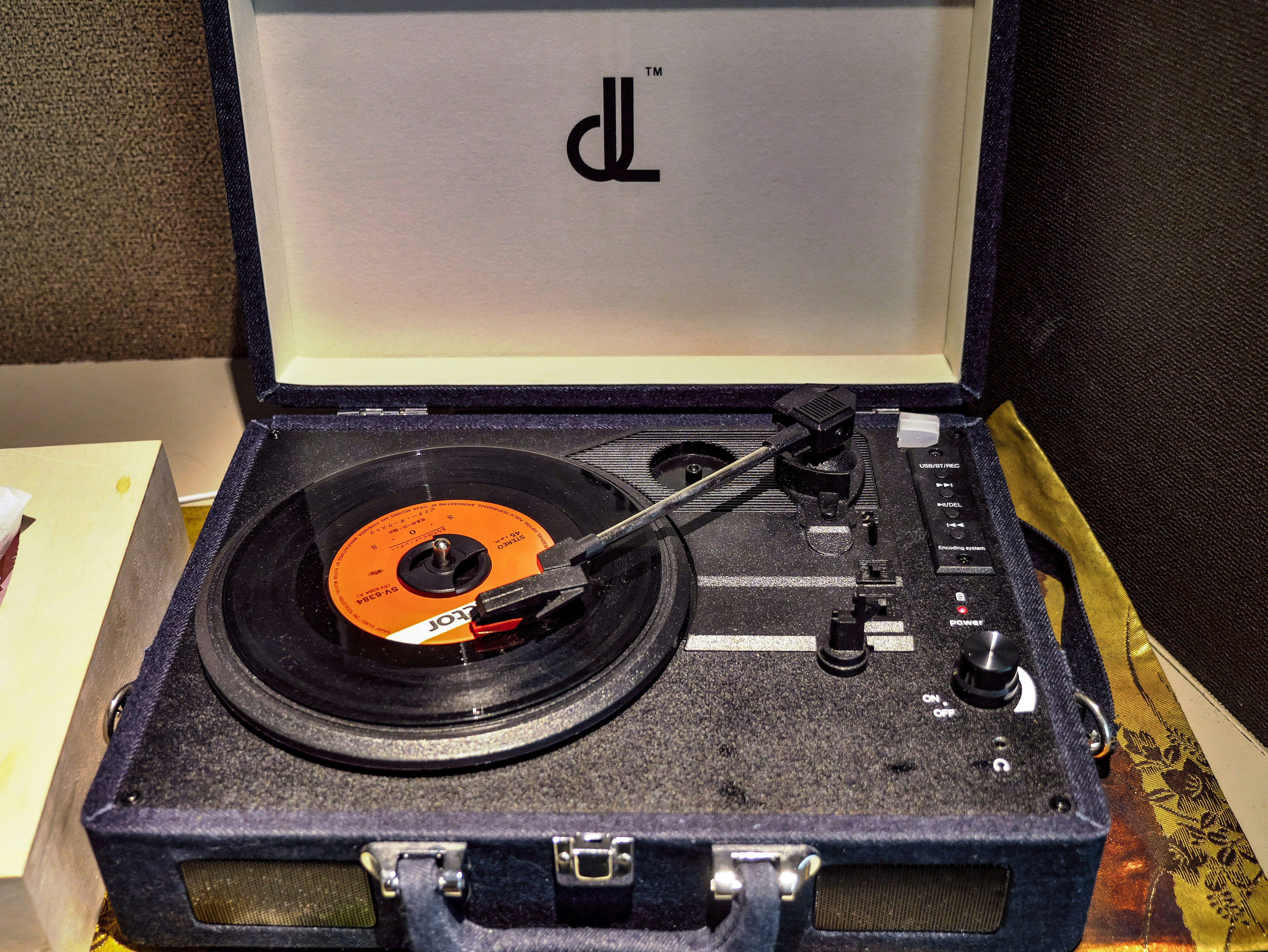 レコードプレーヤーのあるターンテーブルセット