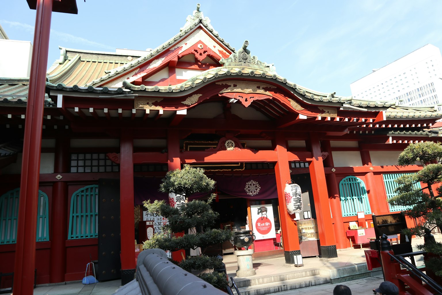 Sanctuaire japonais traditionnel avec un toit rouge et un design décoratif