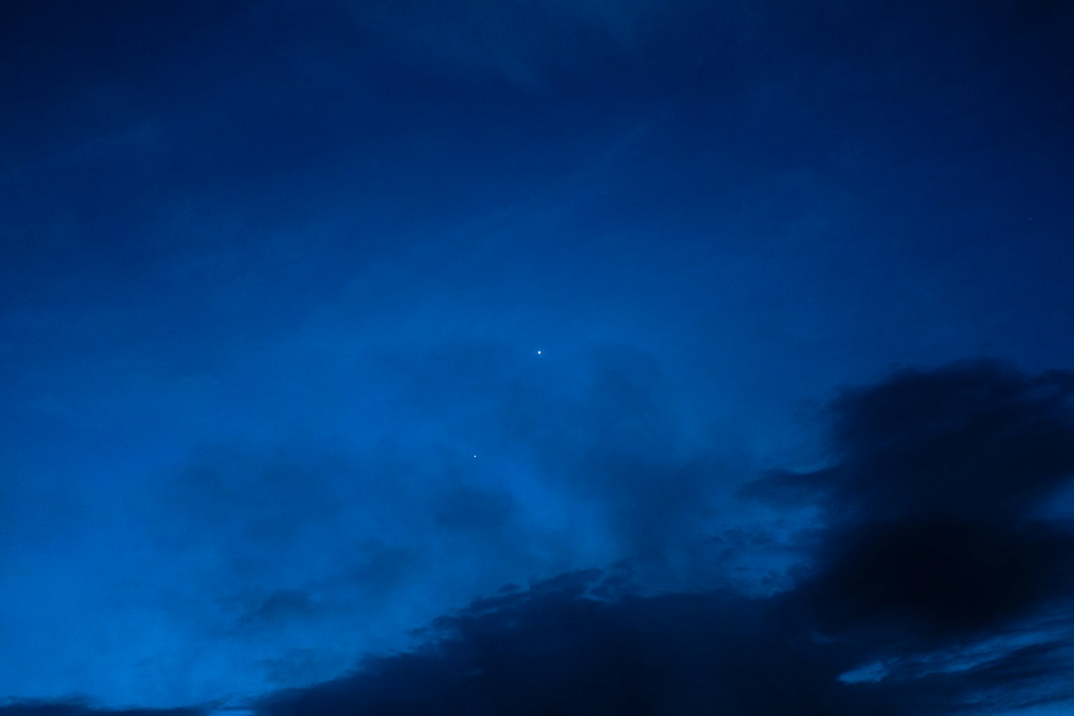 深蓝色的天空中有云和星星的轮廓
