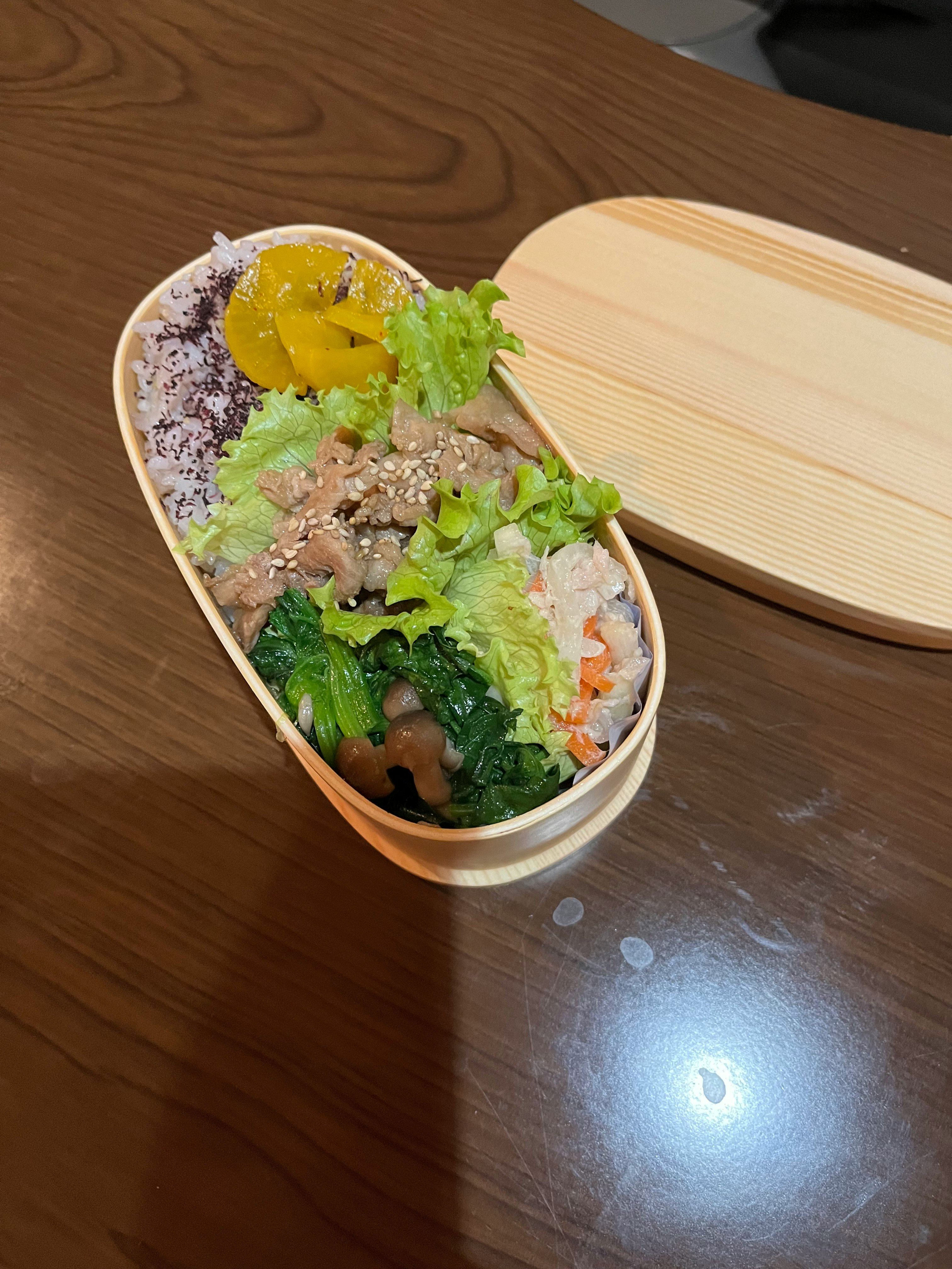 木托盘上的精致便当