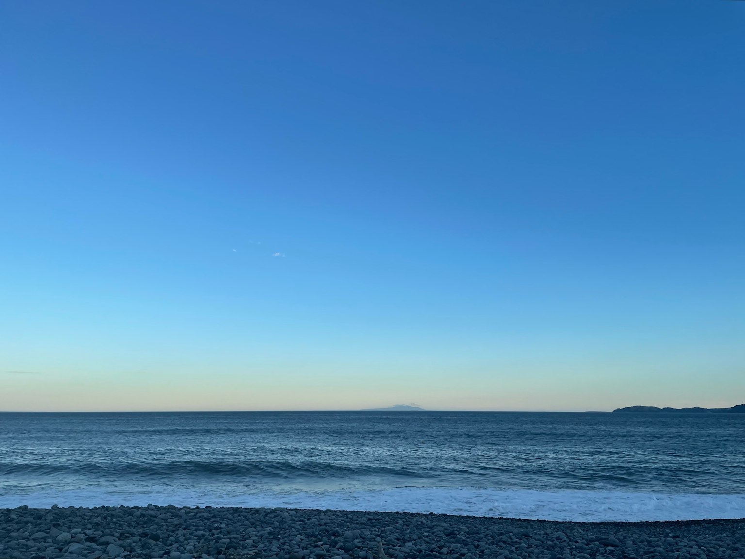 清澈蓝天和宁静海洋的风景