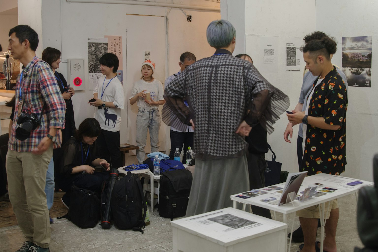 アートギャラリーでの人々の集まり　さまざまな服装の人々が展示を見ている