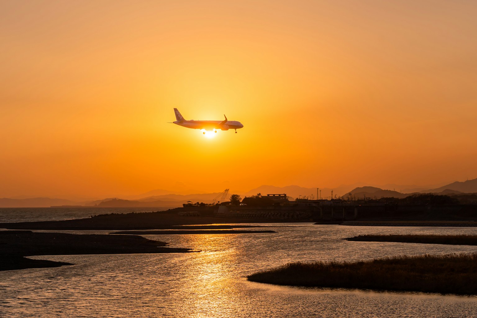 Avion volant contre un fond de coucher de soleil