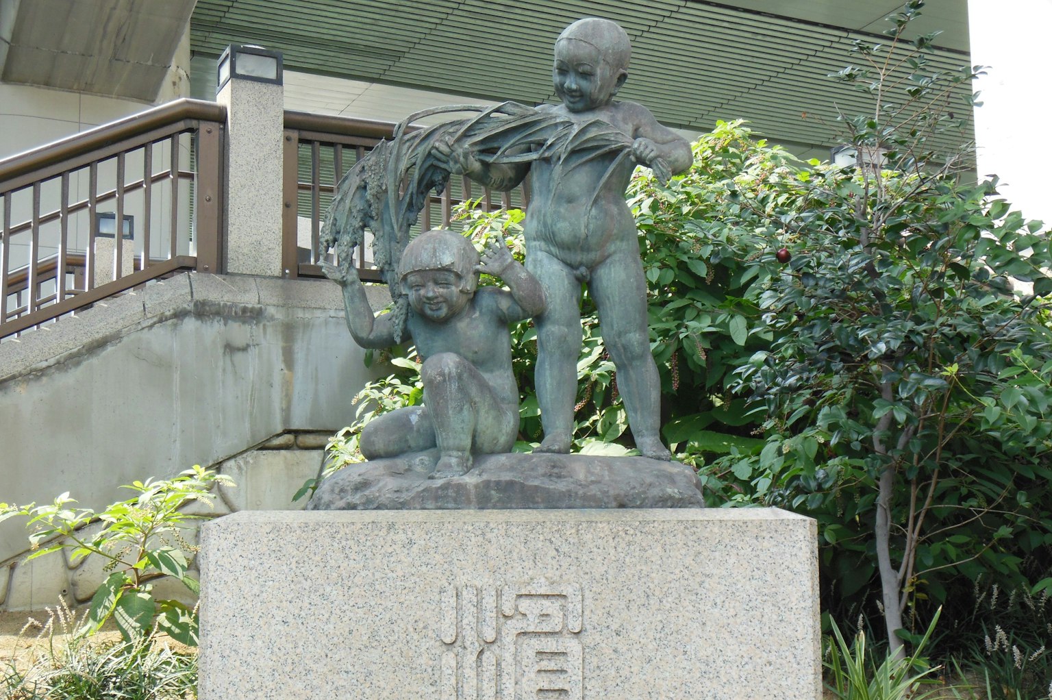 Bronze-Skulptur von Kindern, die mit Gras spielen