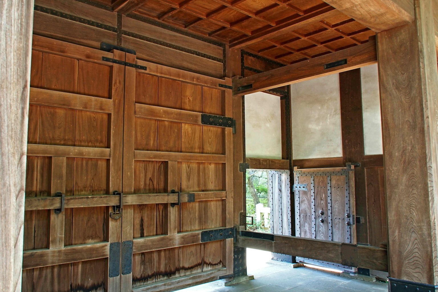 Tampilan interior bangunan tradisional Jepang dengan pintu dan langit-langit kayu