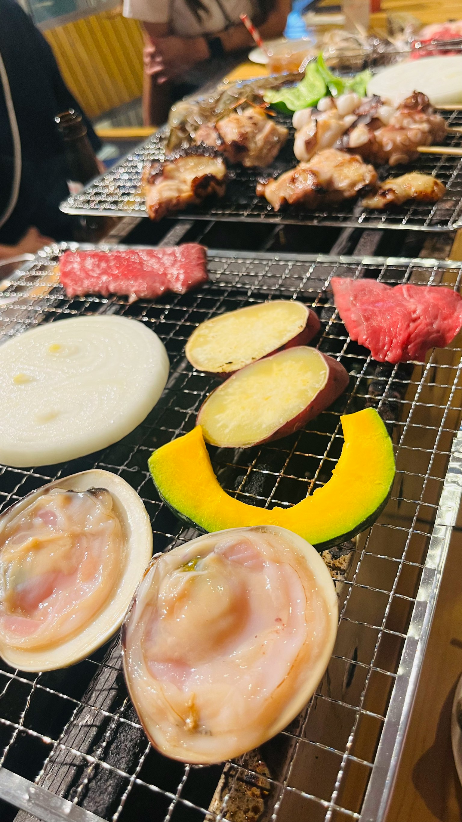 Panggang barbekyu dengan daging dan sayuran beragam termasuk kerang dan sayuran berwarna-warni