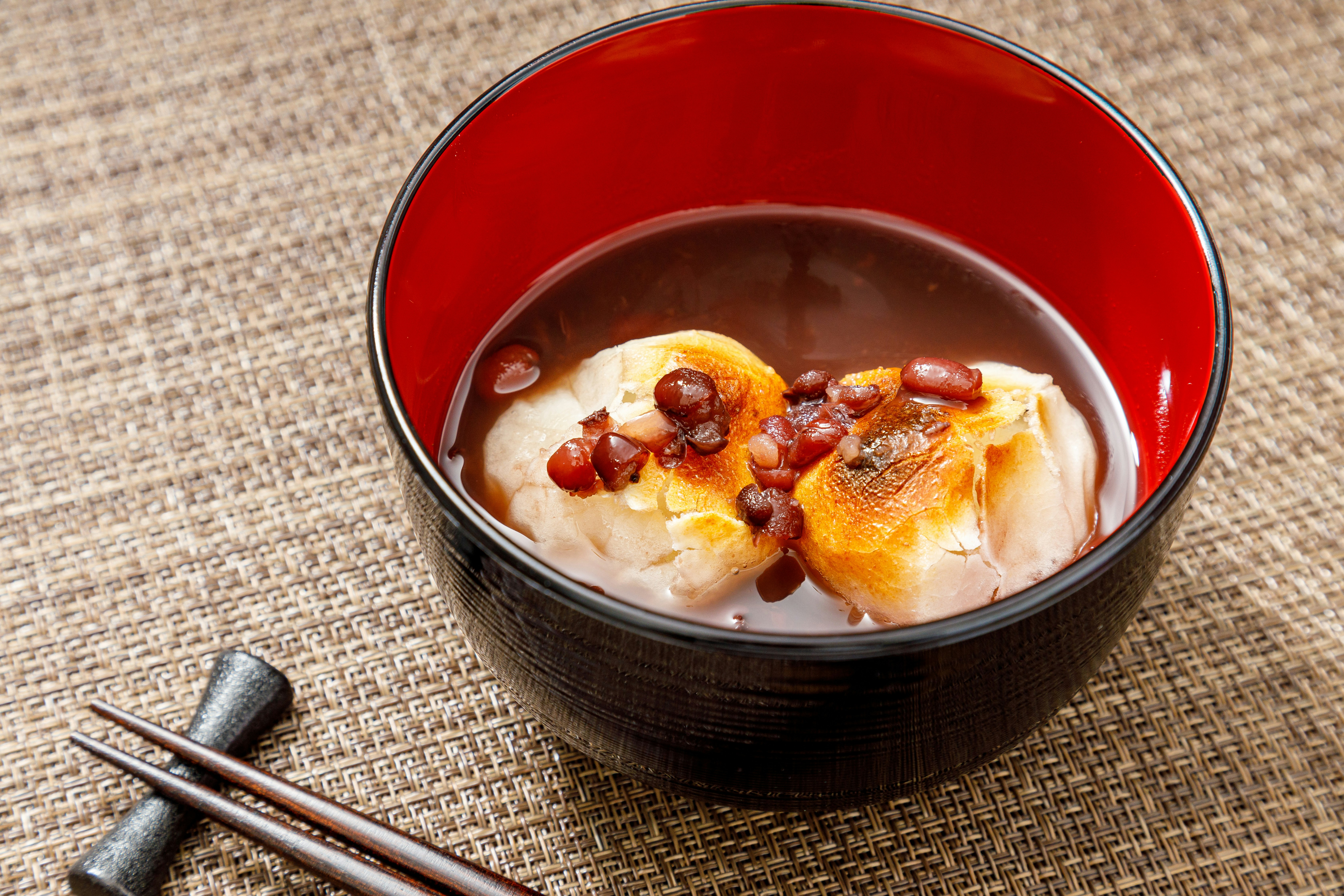 ぜんざい（小豆と餅）を赤い器に盛った和スイーツ