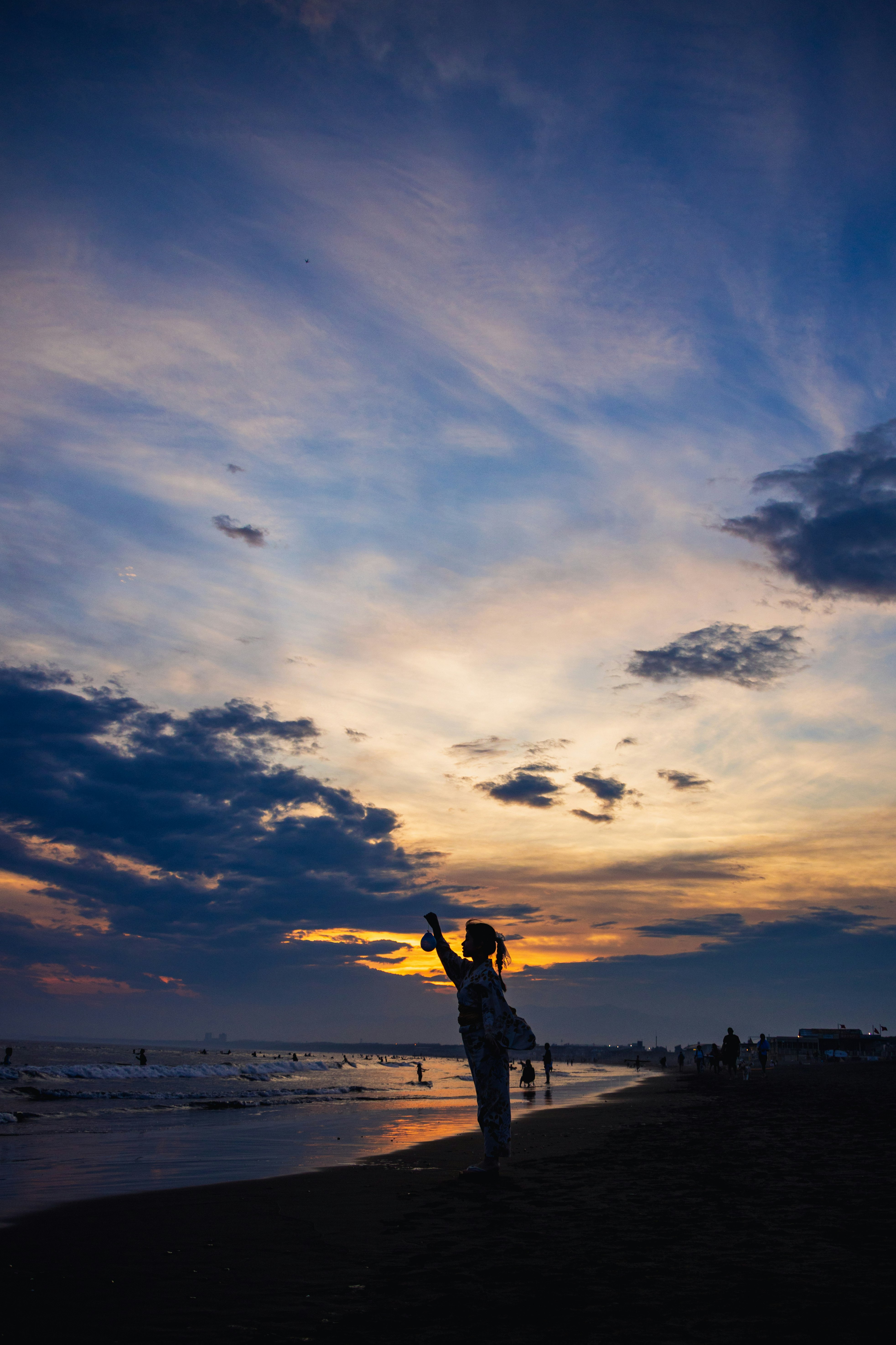江ノ島の海辺で夕暮れに立つ人物のシルエット