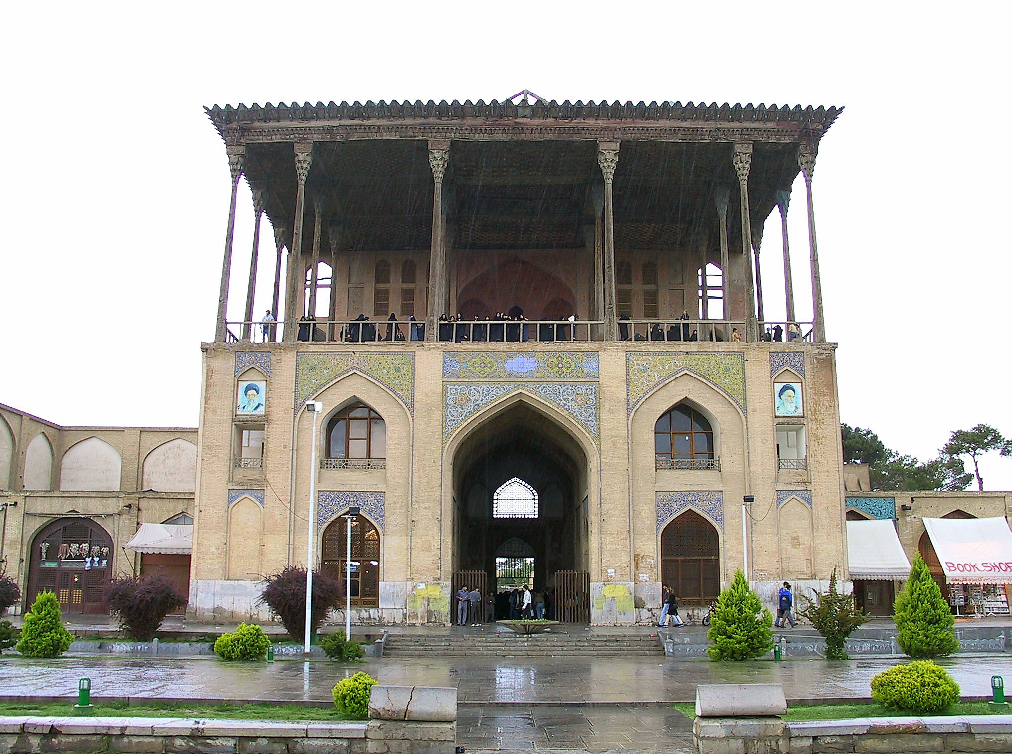 façade d’une grande porte à arches de style mosquée