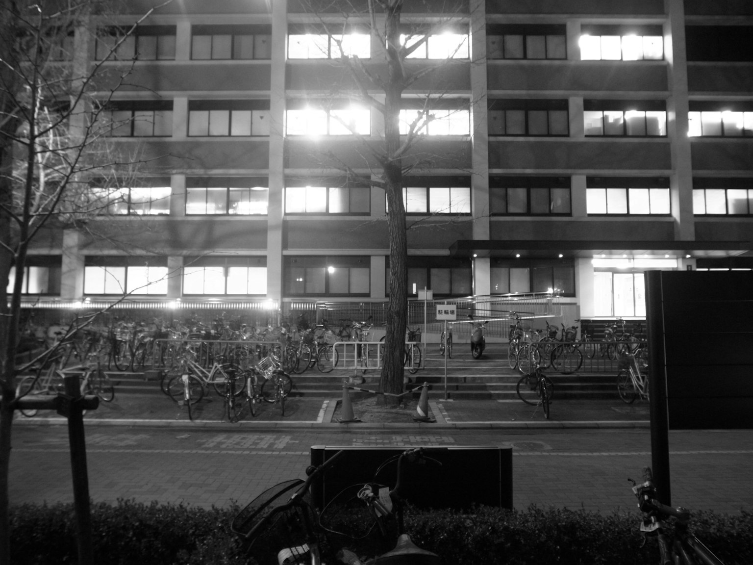 夜晚城市风景 中层建筑和坐在台阶上的人们