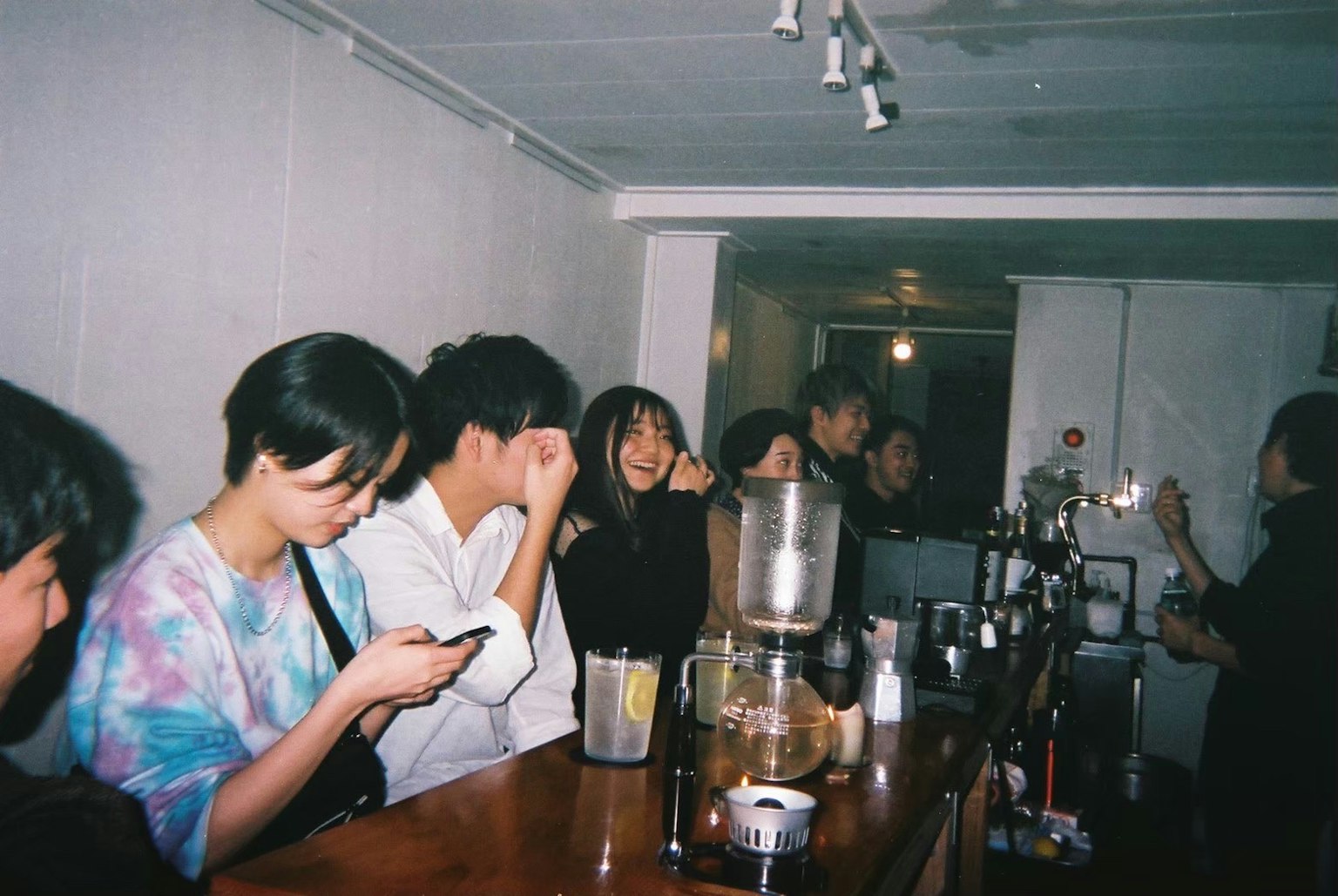 一群年輕人在酒吧櫃檯享受飲品