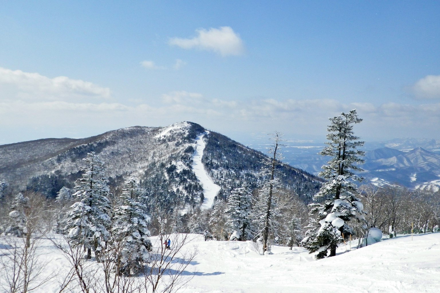 Schneebedeckte Berglandschaft unter einem blauen Himmel