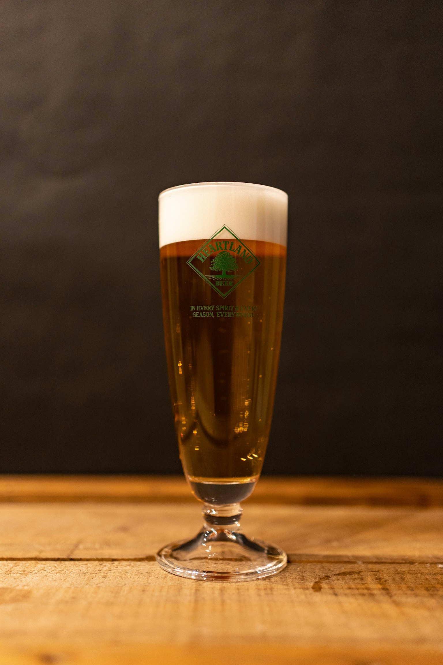 一杯啤酒，上面有厚厚的泡沫，顯示金色