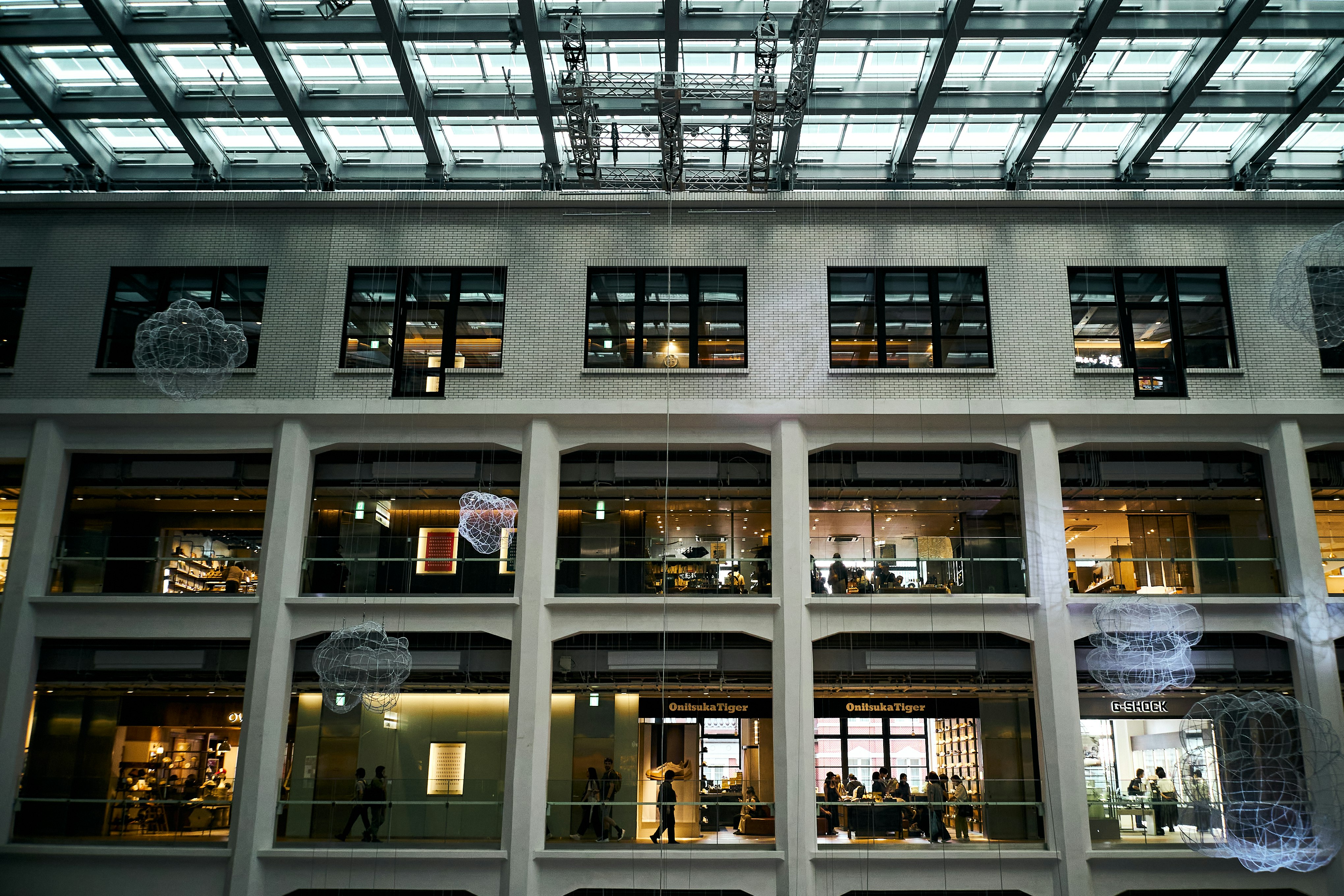 intérieur d’une galerie commerciale à plusieurs niveaux avec atrium