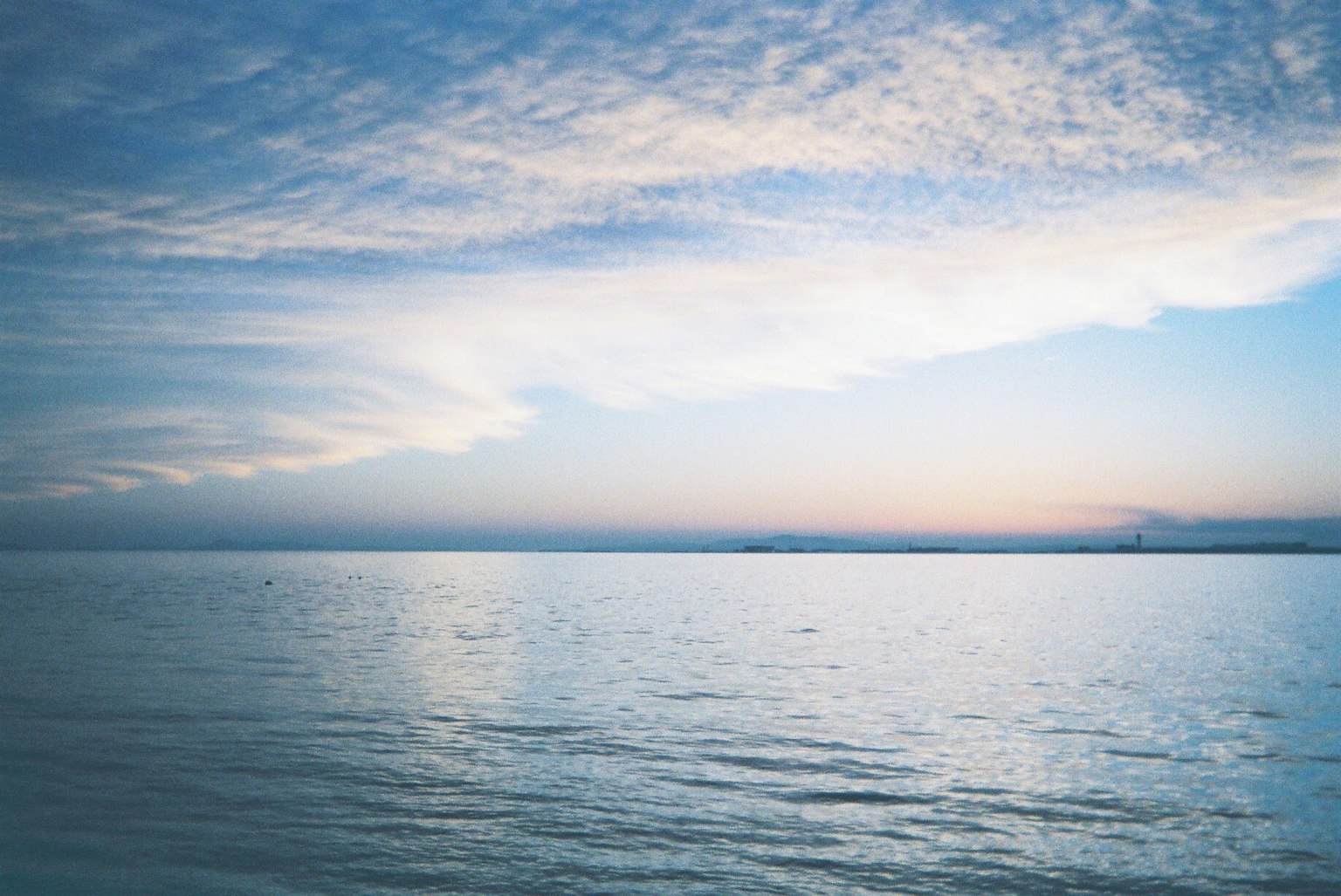 Ruhige Ozeansicht mit blauem Himmel
