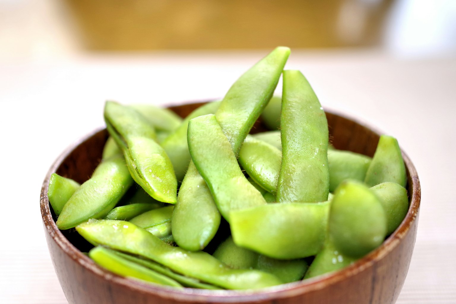Edamame frais dans un bol en bois