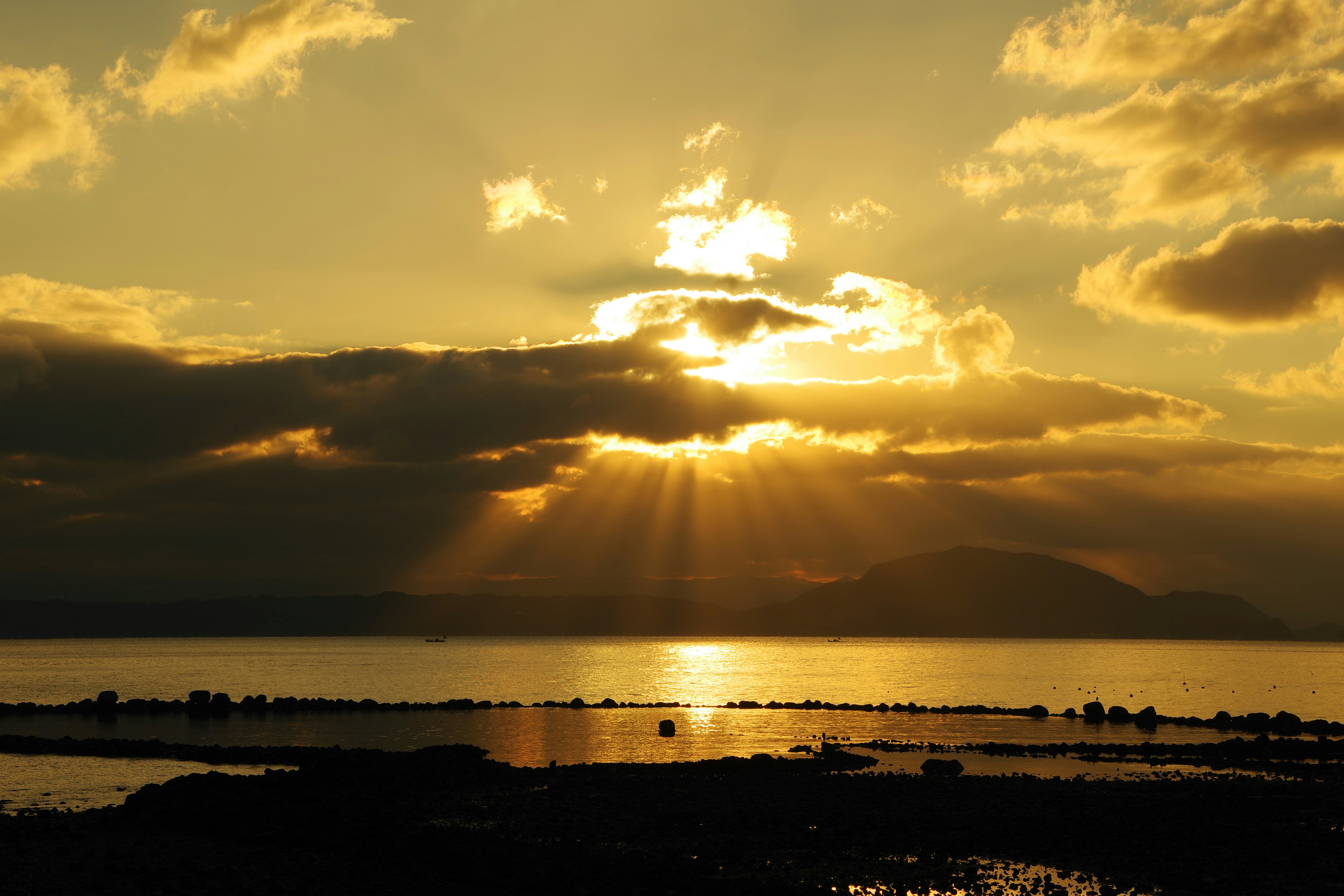 Lever du soleil avec rayons crépusculaires sur la côte de la mer d’Ariake